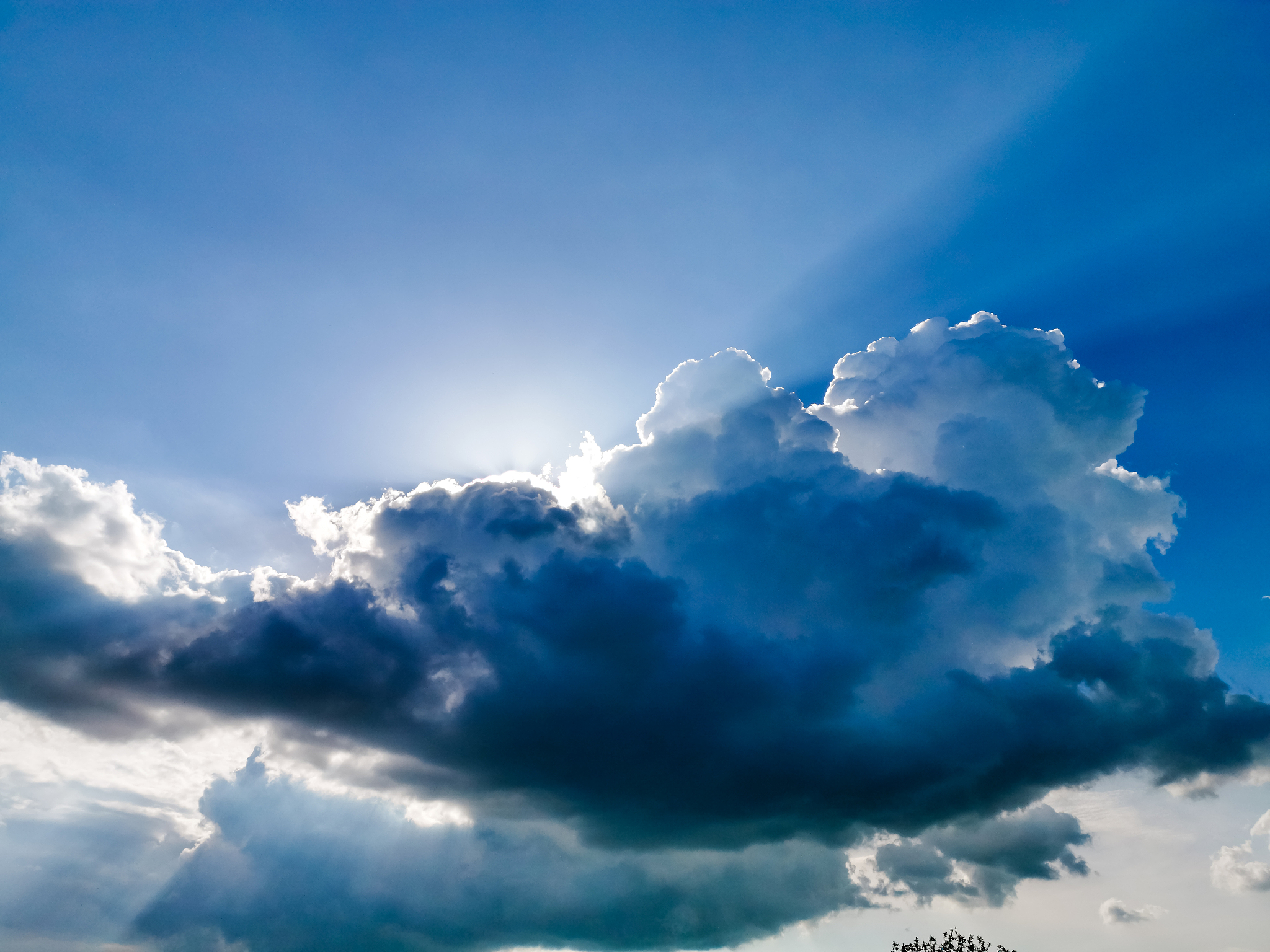 天空的颜色和变化：从蓝色到黑色，以及云朵、太阳、星星和月亮