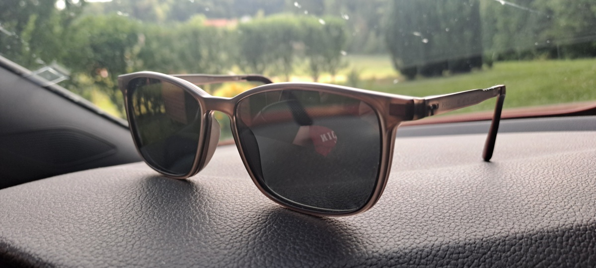 请列出25个便携防压款弹片装眼镜袋吸引客户的商品标题文案