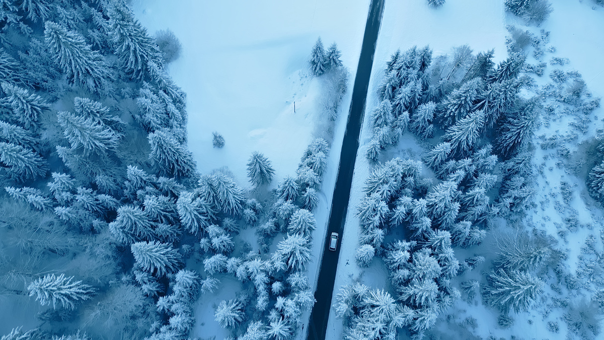 雪落凄美：一首关于雪花的诗意咏叹