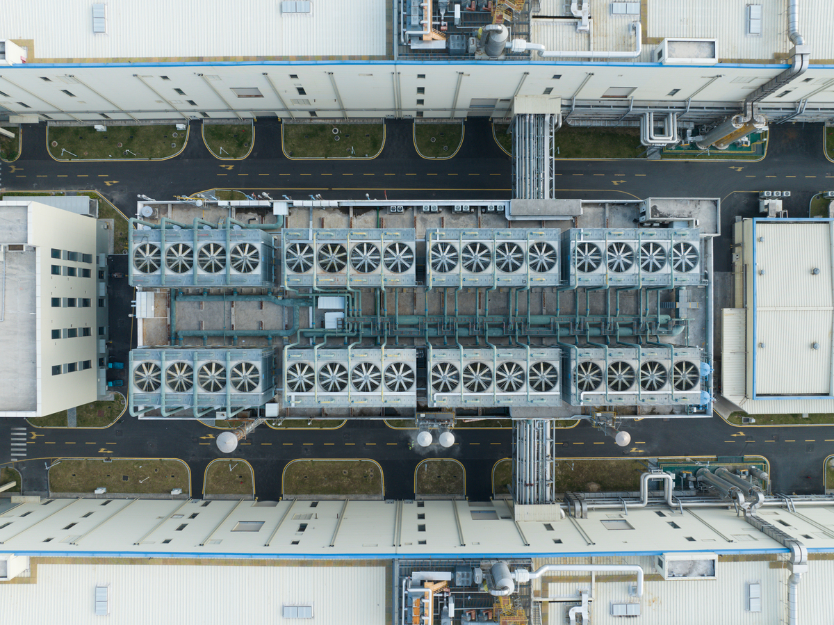 描述CRH2型动车组空调系统的制冷运行控制。