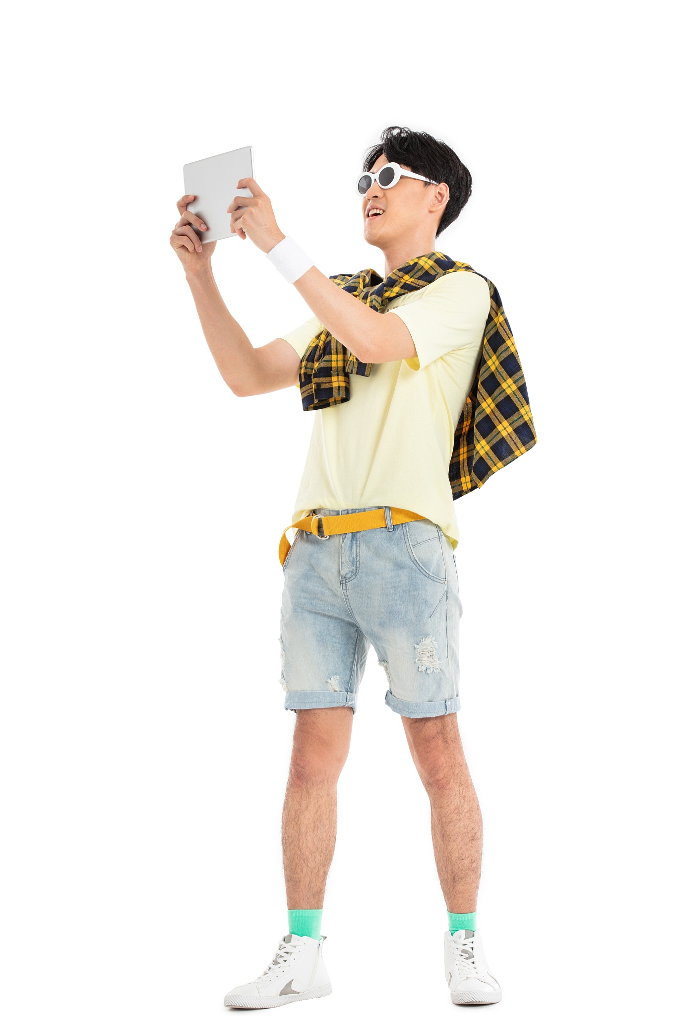 手拿平板电脑的年轻男生