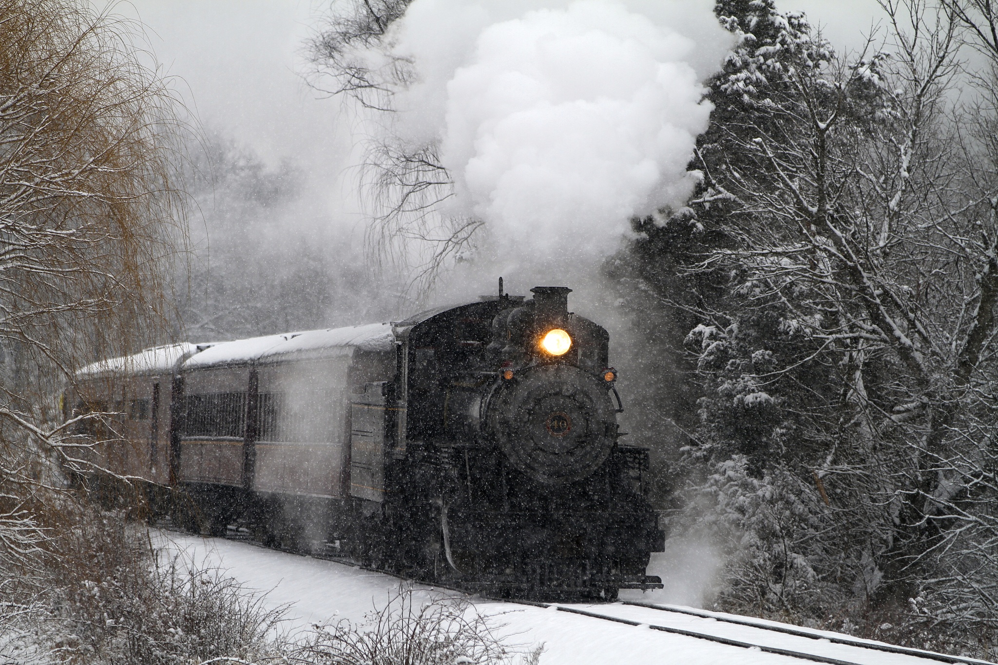 翻译：稿件中的参考文献15-17这些学者均研究了吹气对列车的减阻效果证明吹气确实可以用于减阻但类似于本文将吹气口布置在转向架舱的研究还未有试验和论文记载。由于缺少试验条件头车阻力减少无法验证虽然目前数值方法可以匹配试验结果但经过思考过后这句话说得太绝对还是需要一定的试验才能支撑。结合问题10本文移除了阻力部分重点描写吹气作用下的防雪效果。对于减阻效果后续将进一步采用三编组模型展开。