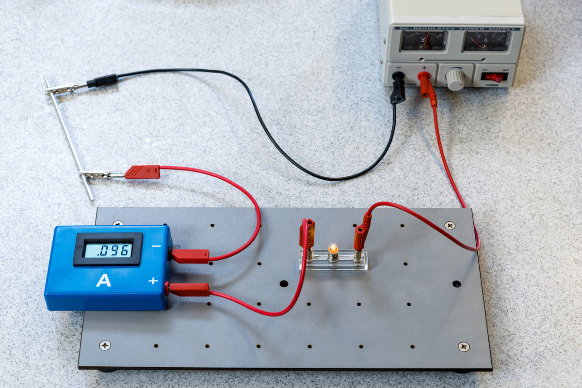 同样在200w时直流供电相较于交流供电来说对于加热电阻丝熔断的可能性