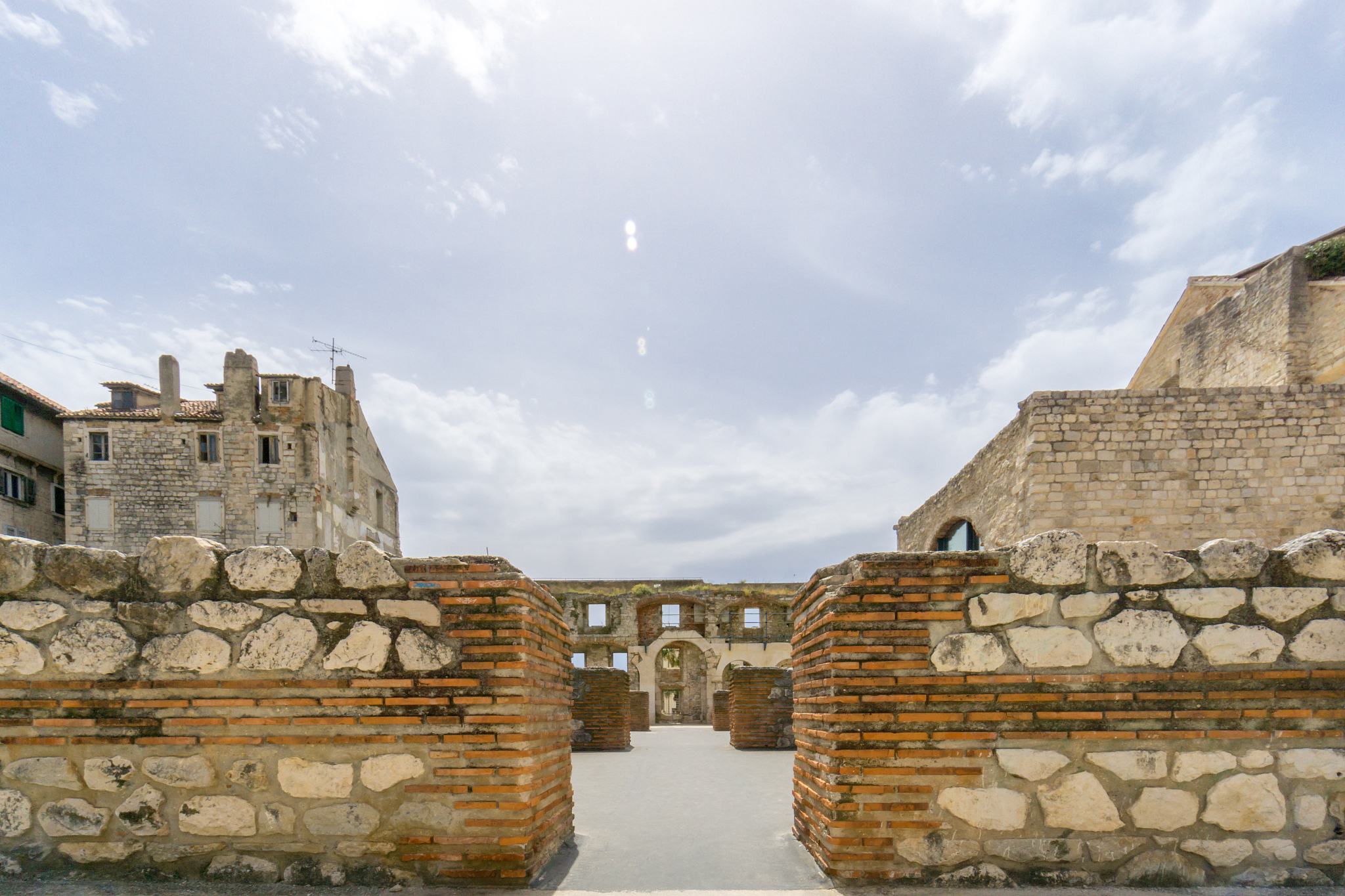 堡垒堡垒是一种防御性建筑物通常用于保护城镇或军事设施免遭敌人攻击。它们通常由高墙、壕沟、城门、瞭望塔和堡垒等构成可以提供起居、储存食品和武器以及提供军事防御的设备。在战争中堡垒可以为守军提供有利的地形防止敌人进攻并发动反击。在现代战争中堡垒已经不再是主要的防御手段但仍然在某些国家和地区被用作文化和历史遗产。堡垒英文翻译