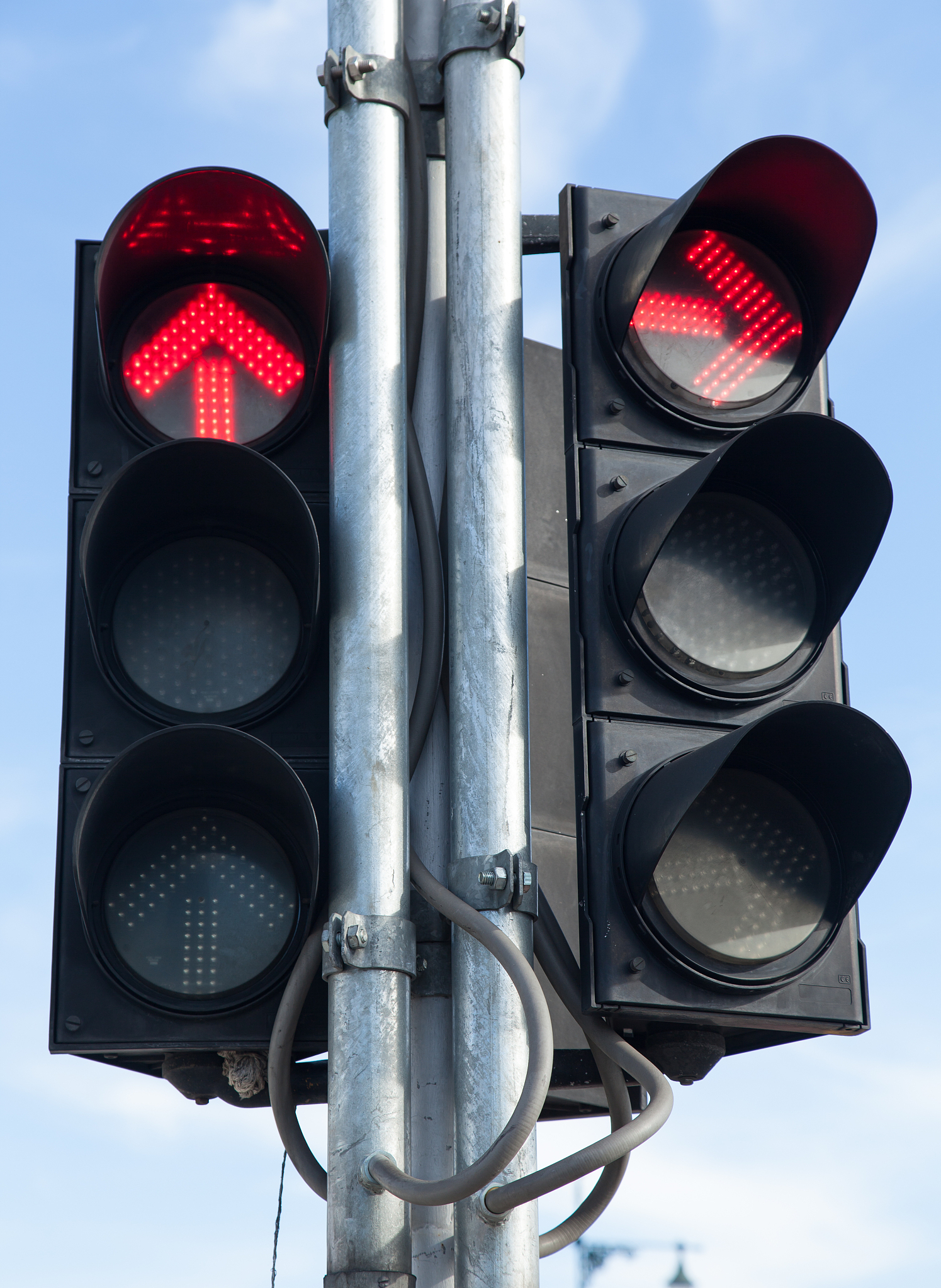 介绍SPI协议的信号传输方式