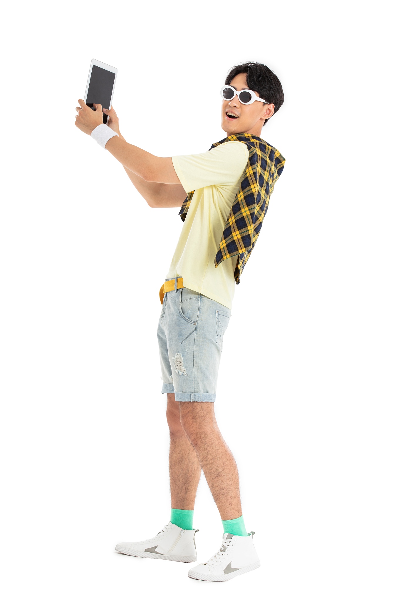 手拿平板电脑的年轻<strong>男生</strong>