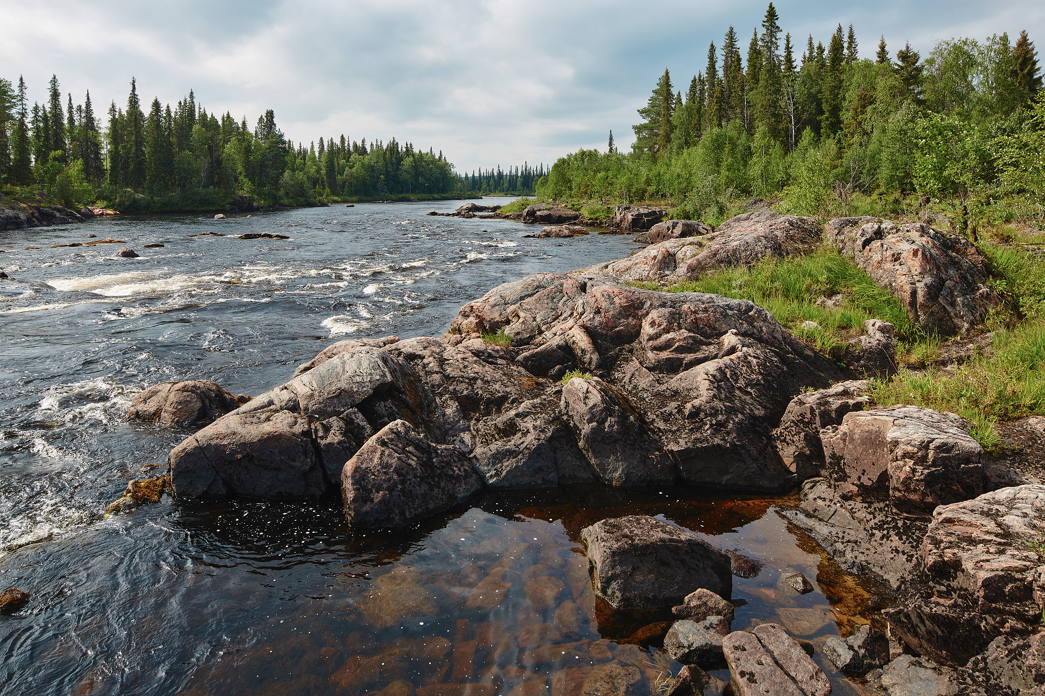概括以下内容：本文介绍了对泰国南部沿海人工林两个跨海岸横断面波浪衰减和沉积物动力学的现场观测。结合详细的植被测量收集波浪数据。植被密度强烈依赖于优势植被类型。在沿两条样带的白骨壤地带森林地面以上1米范围内的植被密度为 43-45。红树区的植被密度要高得多Kantang横断面的植被密度为 58-93Palian横断面的植被密度为20o水深不到1米时植被密度增加到32。沿246米长的Kantang样带