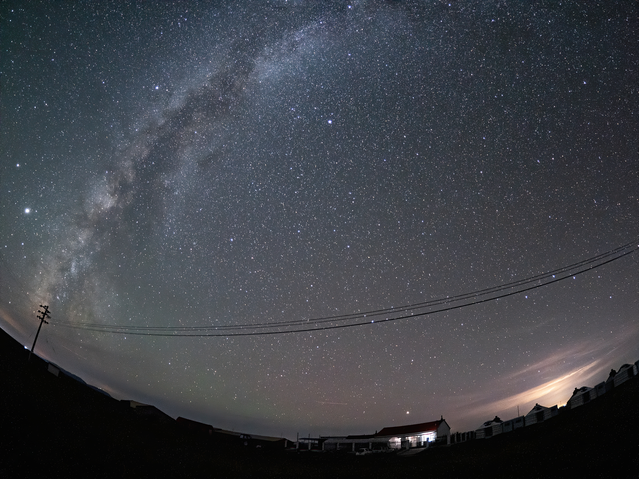 夜色静谧，银河璀璨：描写夜晚村庄的优美文字