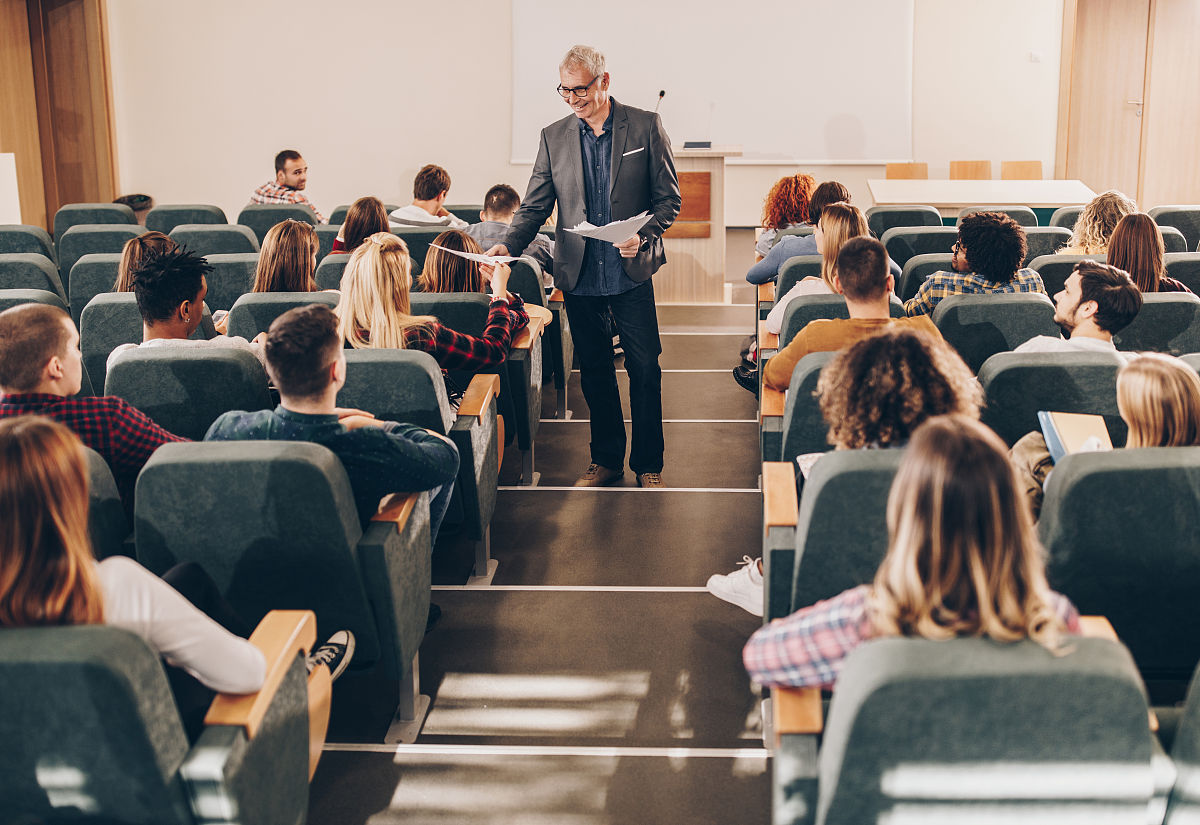 说明程序的各项功能的执行情况要有文字说明和测试截图功能说明要覆盖程序的所有功能。#include iostream#include vector#include algorithm#include fstreamusing namespace std;class Student private string id; string name; int math; int ch
