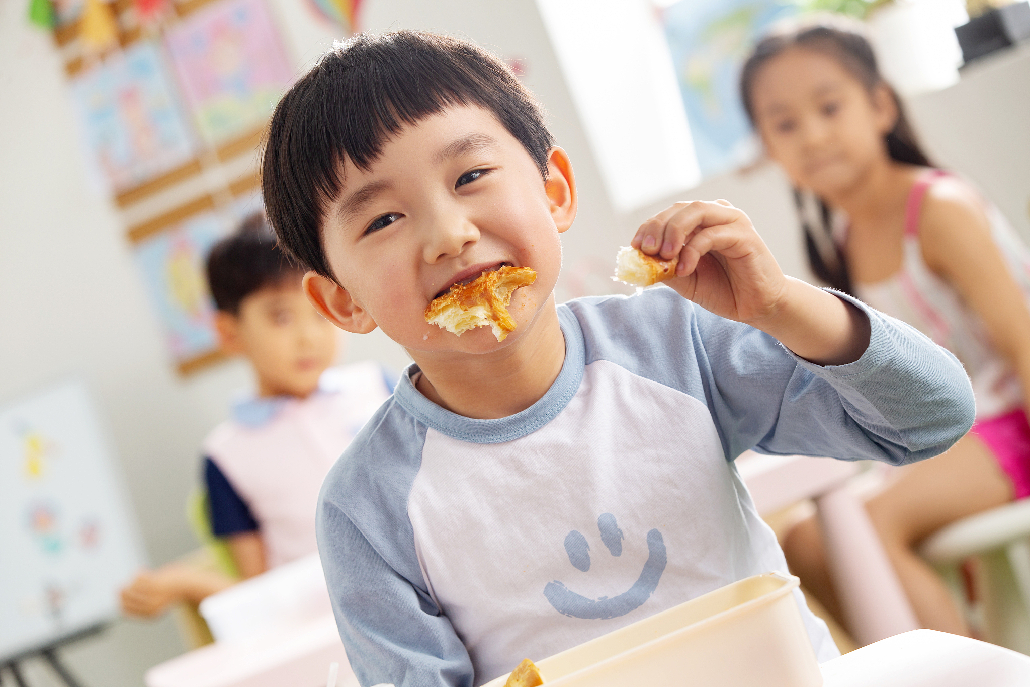 🍽️ 创意之花绽放：从幼儿'自主用餐'看教育的美妙——培养健康饮食习惯的妙招