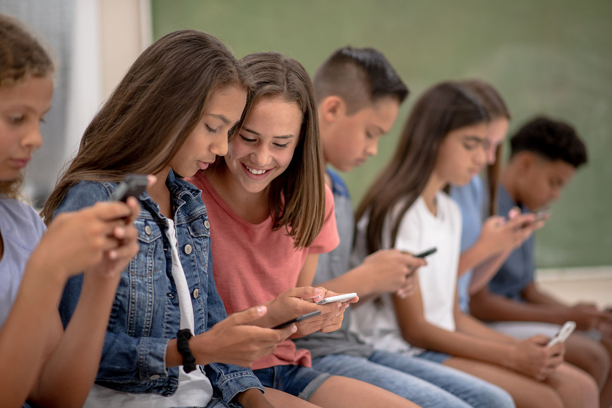 孩子过度使用智能手机：原因、影响及解决方案