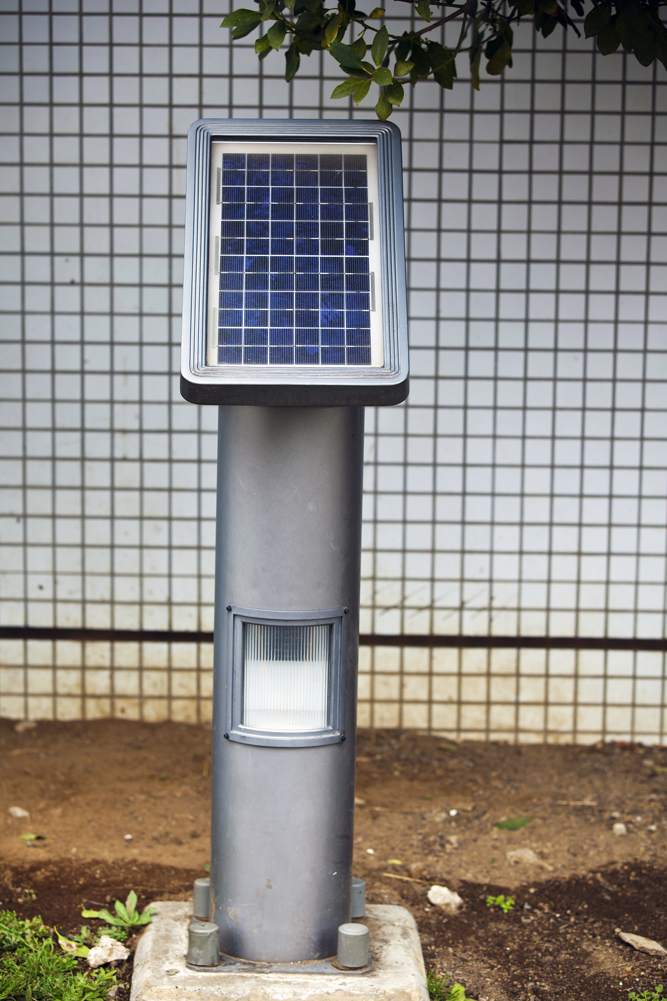 1；這款太陽能LED燈適用於室外花園車道前門牆壁街道車庫人行道甲板後院和窗戶2；超強防水放在室外完全沒有問題瓦數：3瓦保固3年不用電池白天自動充能夜晚自動亮起3；燈光顏色有黃光白光七彩光三色可選基於上面產品描述寫一份文案跟客戶介紹產品
