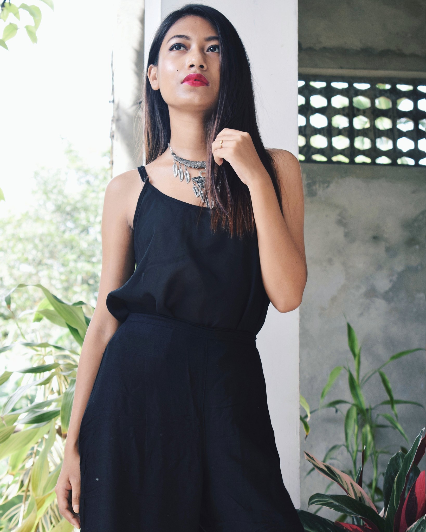 帮我撰写一篇夏日时尚文案关键词：暑假、居家、穿休闲内衣、简约黑色兔子印花吊带连衣裙素净白色打底、趣味元素构筑的可爱动画装点在轻薄白色T恤、简约随性的蓝色无袖马甲内衣