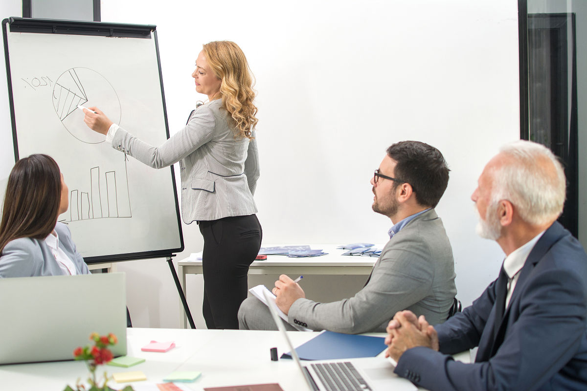 根据人物及其相关的事件：特斯拉和爱迪生的电流之战
把你的观点、感悟和启发分别写出