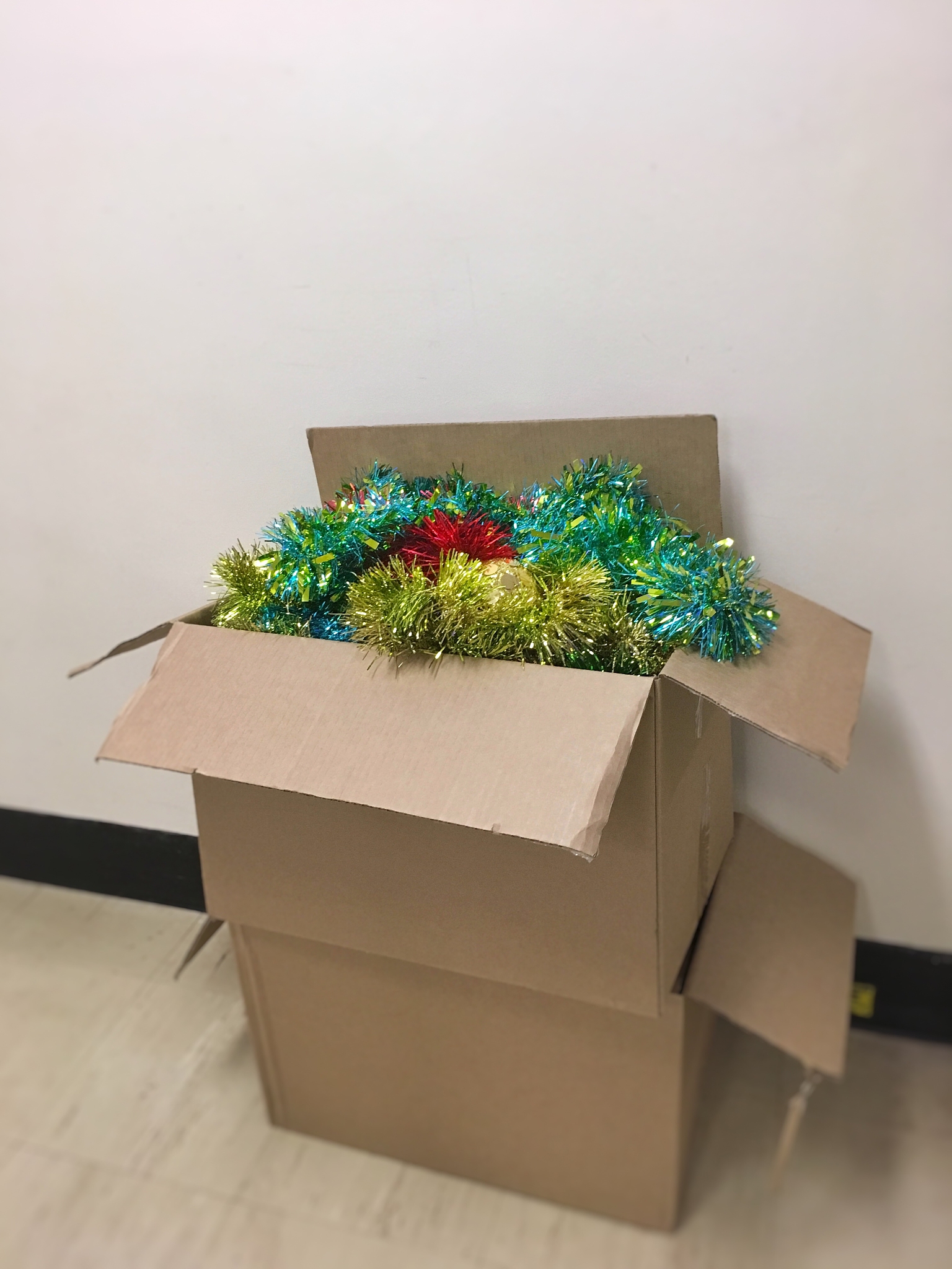 工厂里已呈现大批量生产好的地产花箱已包装保护膜层正在有序等待整装待发