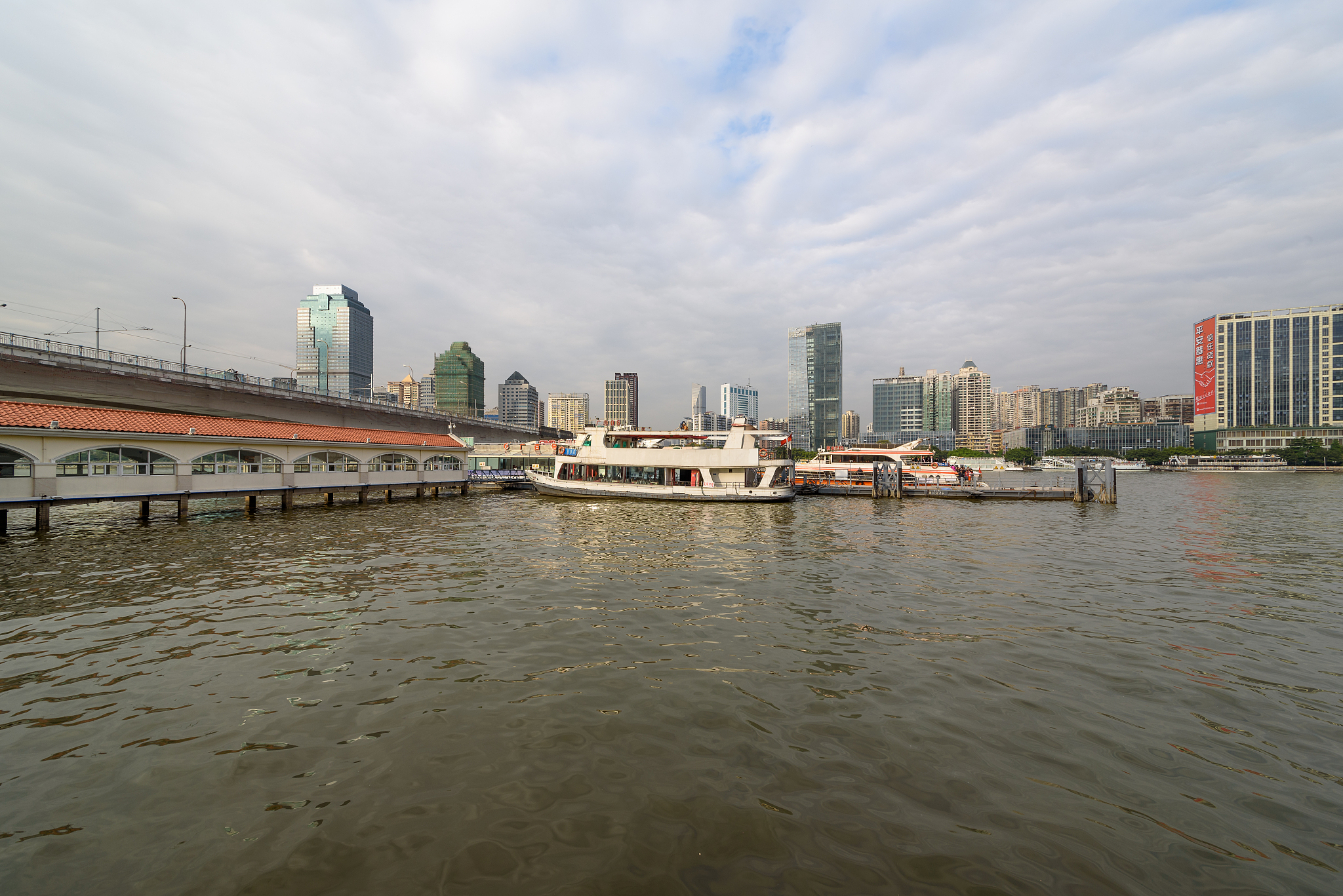 广州市荔湾区与海珠区有哪些渡口帮我用210字详细描述