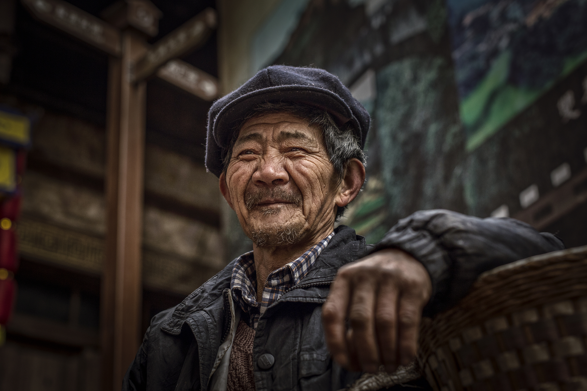 文字：湘西地区大量青壮年劳动力外出务工，空巢老人不断增多，在物质与精神两个层面上问题凸显：农村空巢老人经济来源不稳定且收入水平较低，子女在生活照料方面严重缺位，身体健康水平欠佳，同时还面临着医疗救助困境，人身财产安全得不到保证；心理慰藉缺失，容易产生孤单、寂寞等不良情绪，社会交往范围小，休闲娱乐活动少、方式单一等，这些都严重降低了老人的生活质量。
要求：请你将以上内容调整为更加有逻辑，更加书面化，更加像书面报告的语言