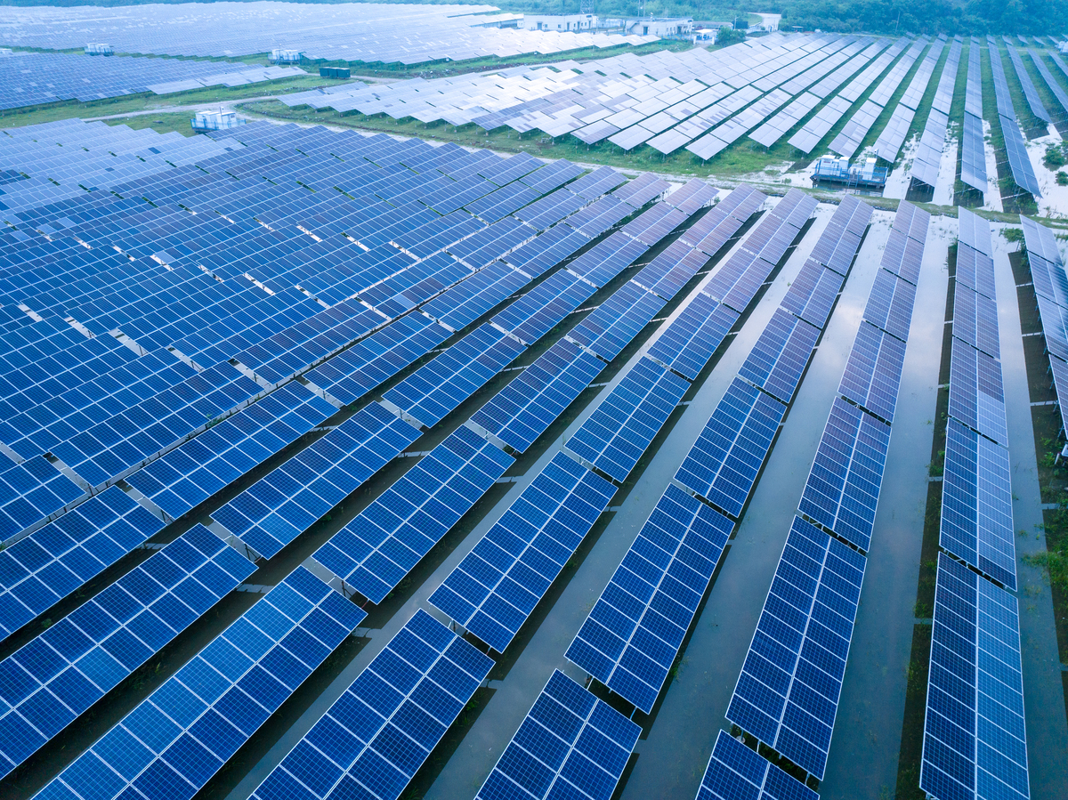 请你详细谈谈光伏行业上市公司的特点