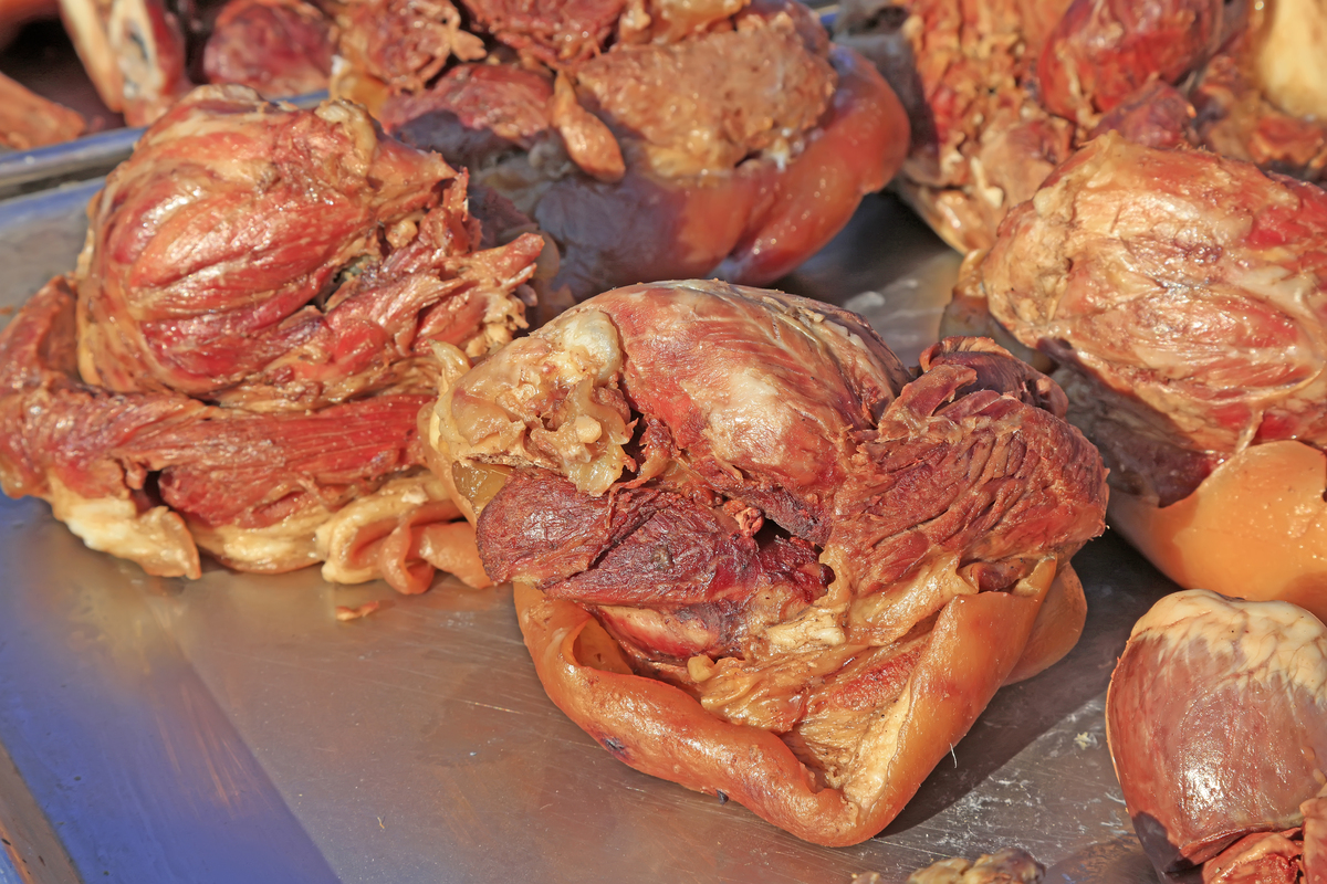 我准备在自己爸爸的火锅店里卖各种卤菜请为我写一份卖卤菜的IP人设策划