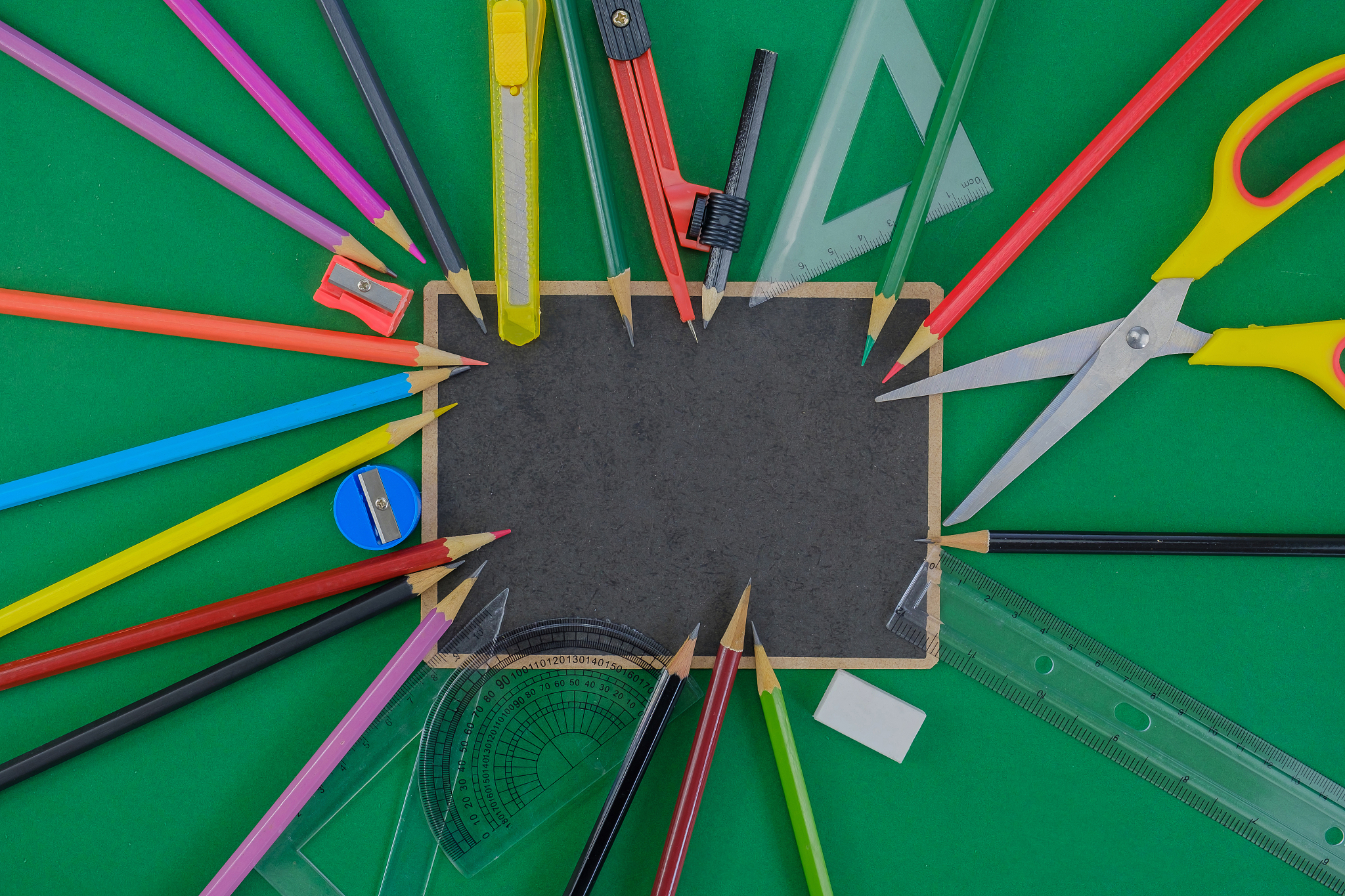 橡皮筋水平发射运动分析：速度、轨迹与影响因素