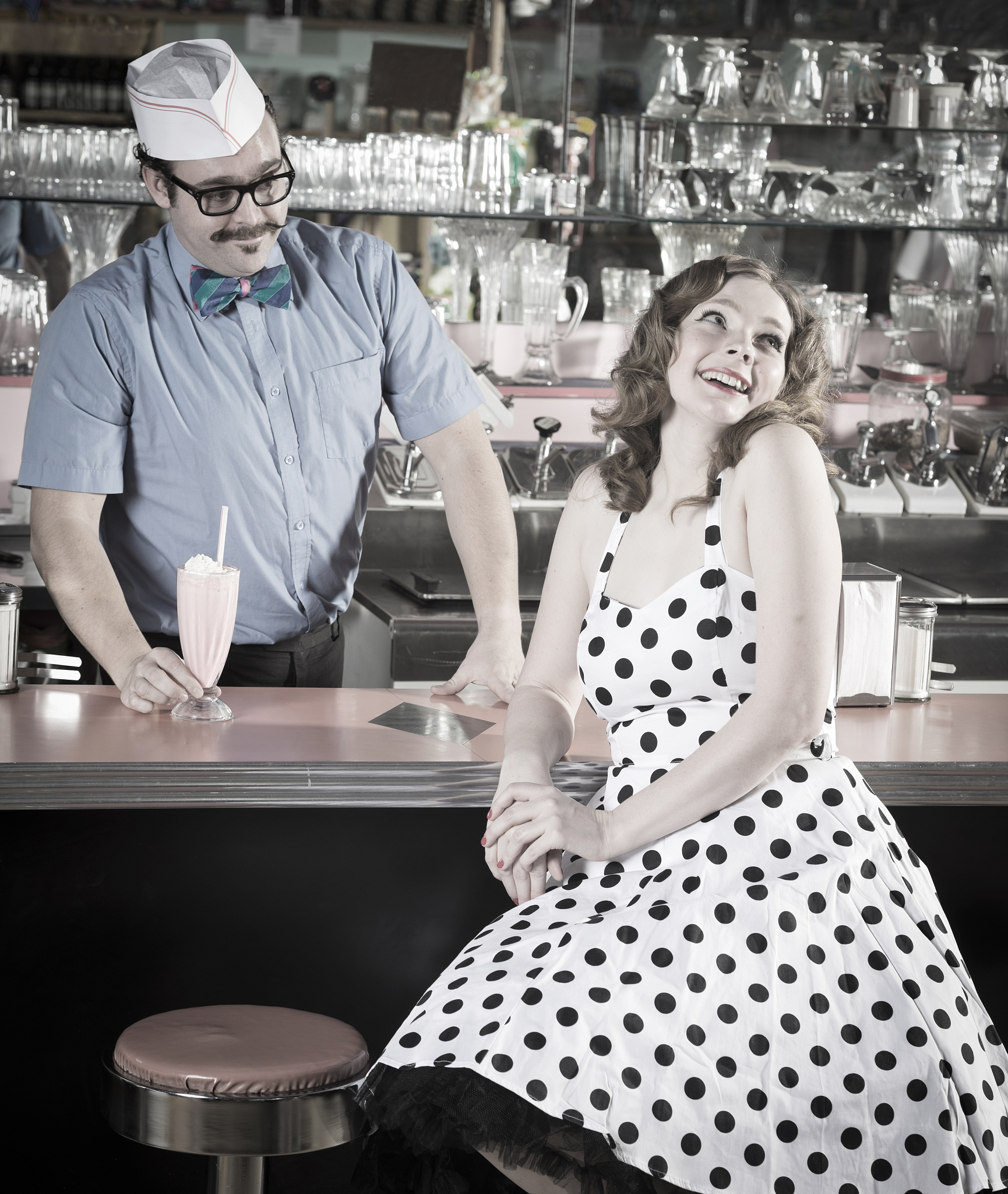 降价促销并不是商家提高销售量的唯一方法。某冷饮店售卖香蕉和樱桃两种口味的奶昔为了提高香蕉口味奶昔的销售量该商家提高了樱桃口味的奶昔价格香蕉口味的奶昔价格未变销量却大幅提升。而热爱樱桃口味的消费者依旧热衷于他们的樱桃奶昔结果该商家取得了很好的销售业绩。之所以出现这种情况是因为香蕉口味和樱桃口味的奶昔对很多消费者而言是_关系。给我解题思路