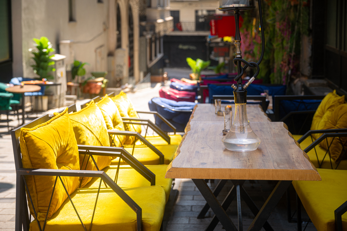 给我起一个咖啡酒馆的名字跟放松远离逃避无忧无虑有关不要有咖啡或者酒吧两个名字在名字有时尚感年轻感