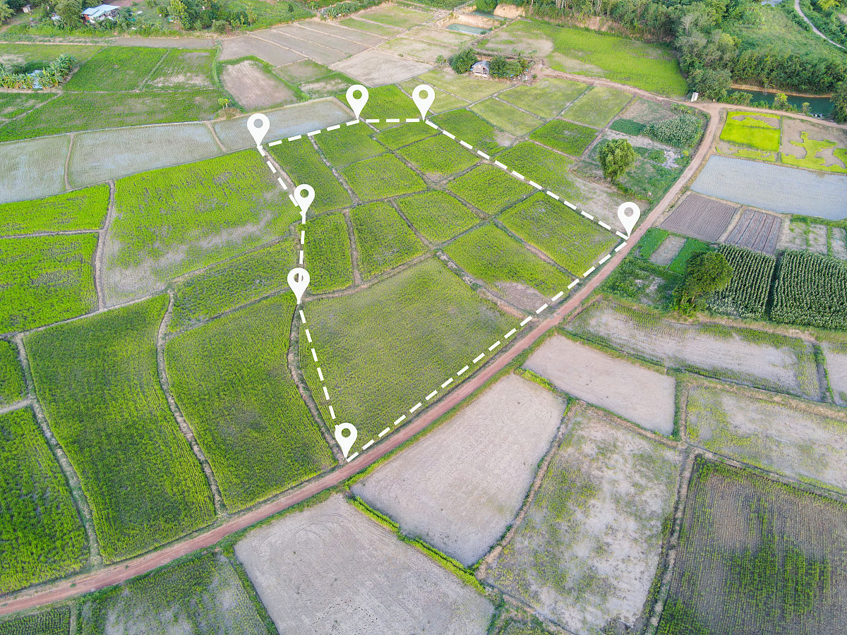 综合区位、周边服务配套设施、地块周边概况分析；项目地块发展的中心地带综合服务设施齐全经济文化集中 建设条件较好项目地块为居住用地用地性质符合条件 整个地块地势较为平坦建设便利 提核心