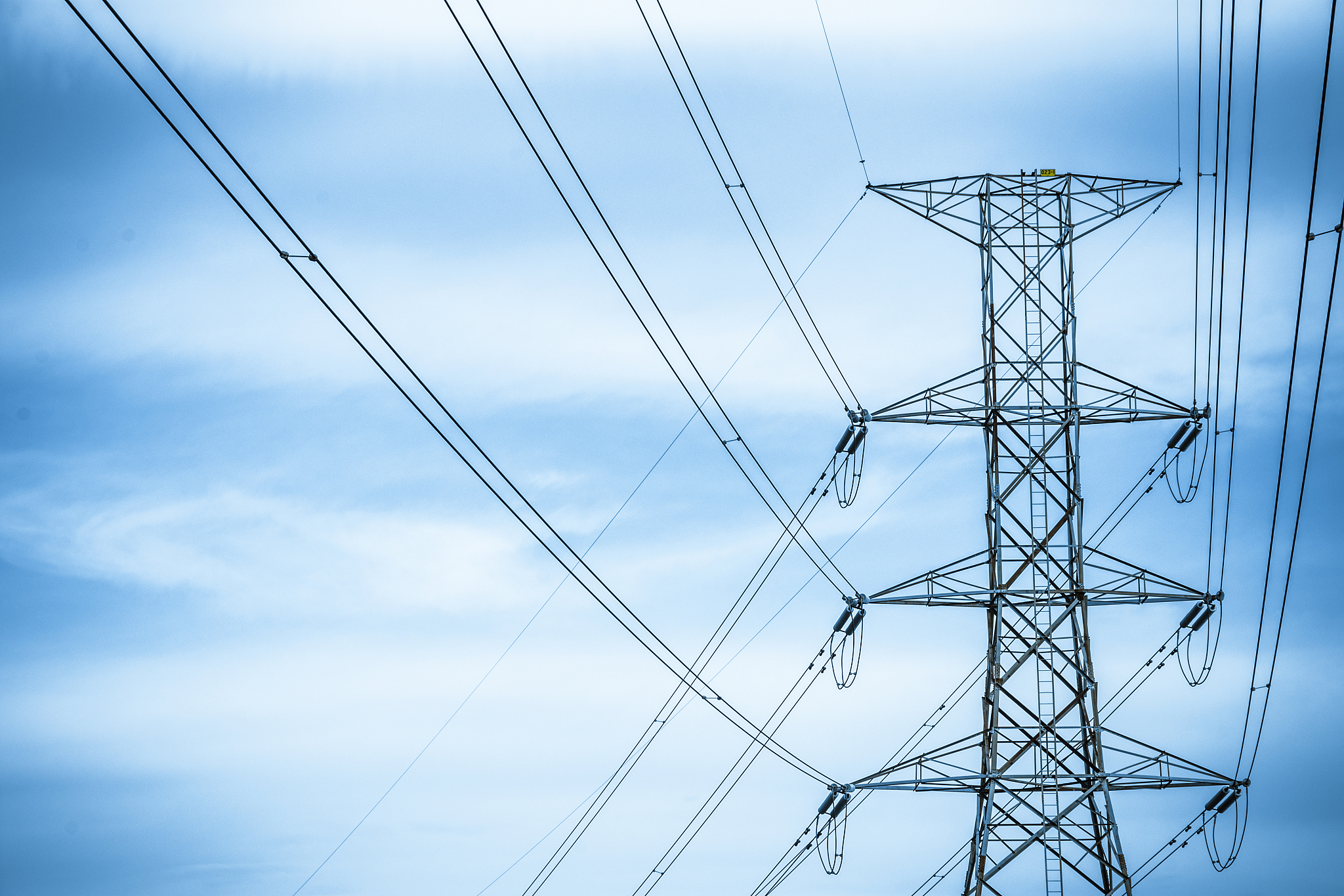 2 实习内容	3
2.1高压配电线故障检修工作实习	3
2.2变电设备状态诊断维修工作实习	4
2.3电力维护安全工作实习	5
3 实习结果	7
3.1掌握了高压输电线路施工技术	7
3.2掌握了高压输电线路检修方法	7
3.3输电线路检修隐患点及分析过程	8
4 实习体会	9
按照提纲写一篇实习报告的摘要，不少于300字。