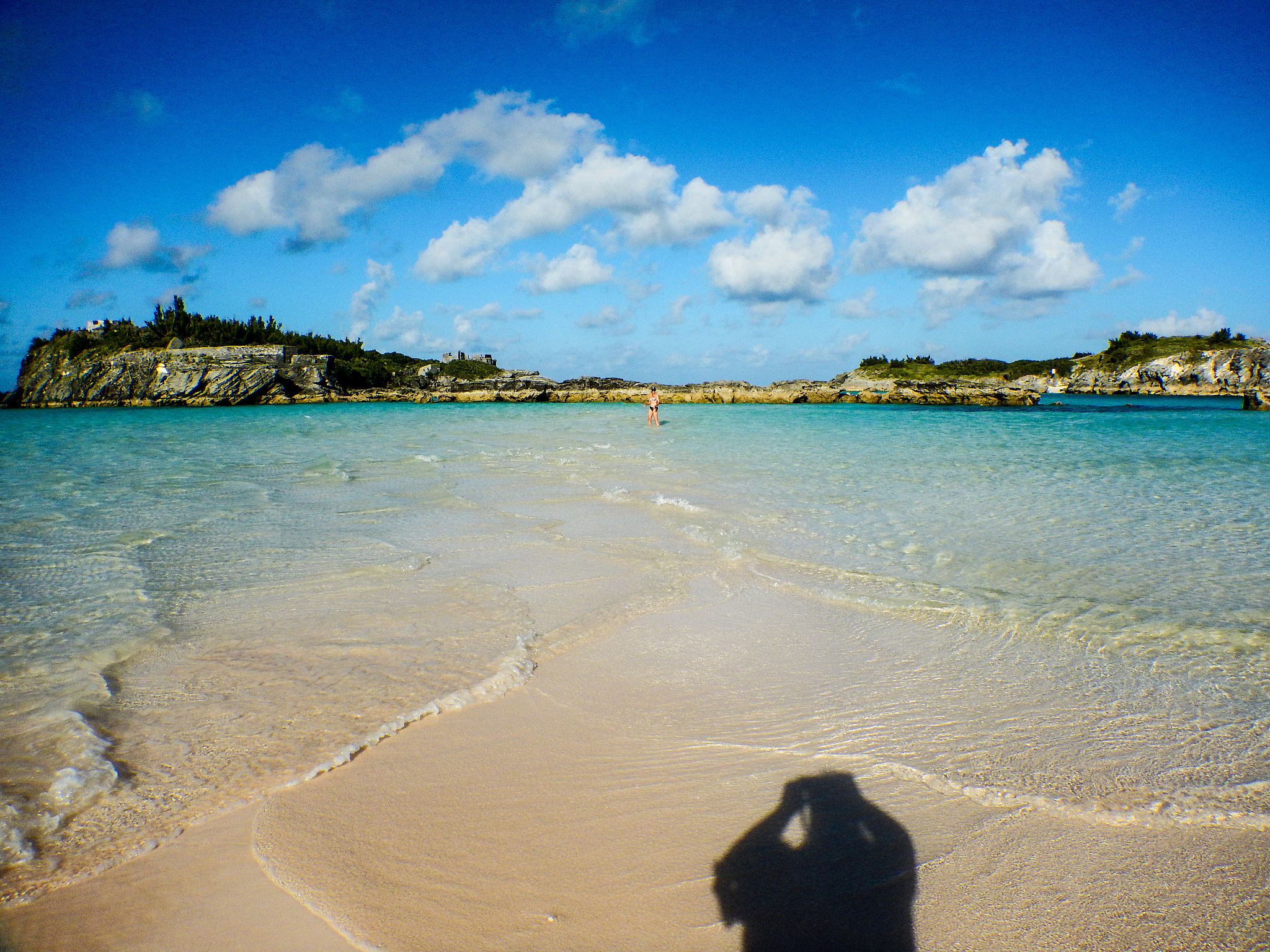 生成一个在海边玩耍的分镜脚本