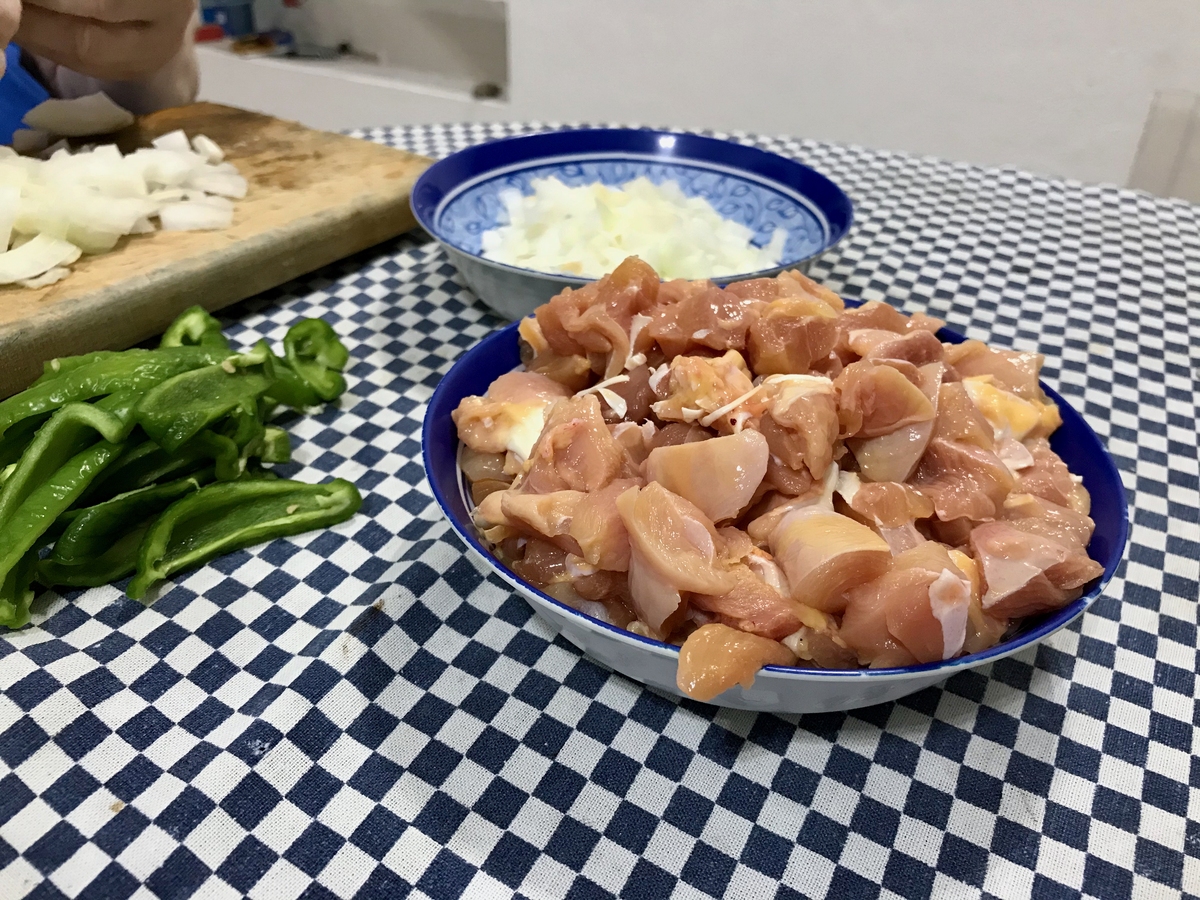 它家的鸡肉真的弹牙又爽口吃起来很嫩分量给的很足鸡皮吃起来很脆很特别而且菌菇汤底非常香喝起来都很鲜。环境整体挺不错一栋楼都是它家的而且位置很宽敞用餐体验很棒。服务员小哥也很热情值得一来。润色上面的话