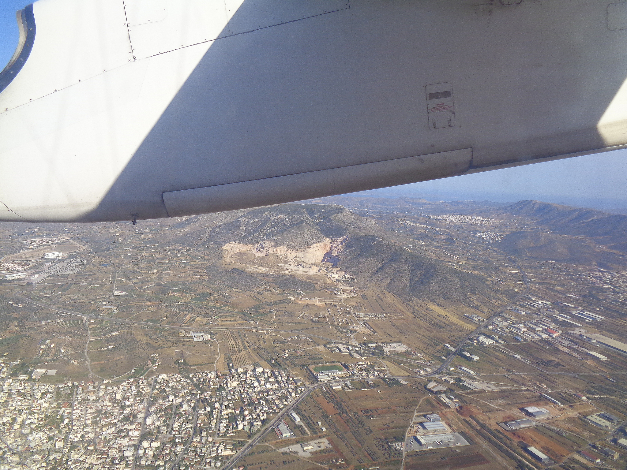 现役空客与波音民航飞机雷达罩结构雷电防护设计差异性研究