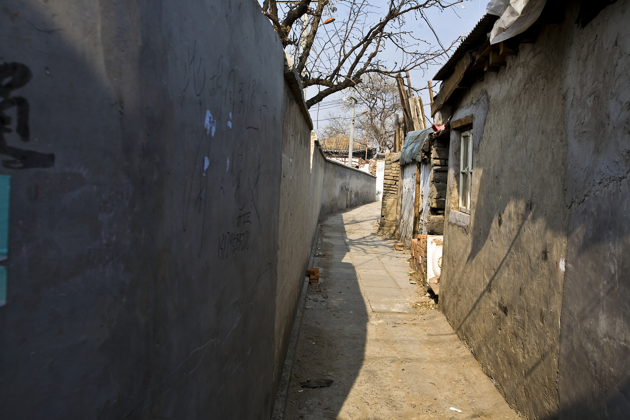 从关心下一代的角度给一条学校楼旁的小巷起名？最少起10个。