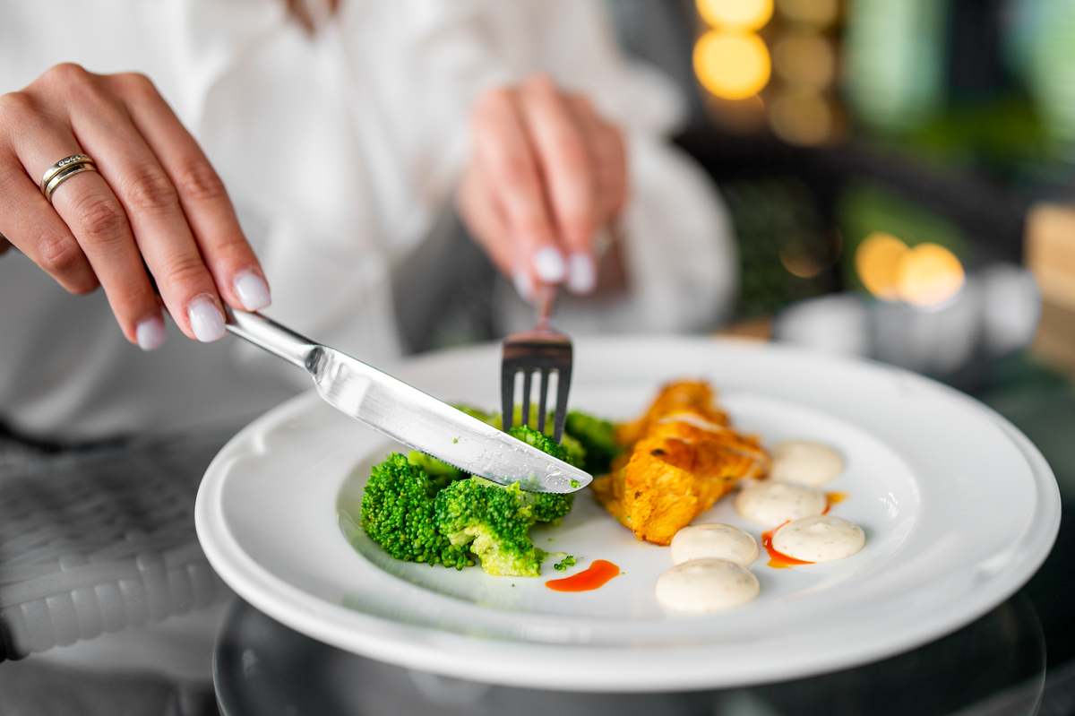 西餐烹饪专业学习内容及技巧：从刀工到团队合作