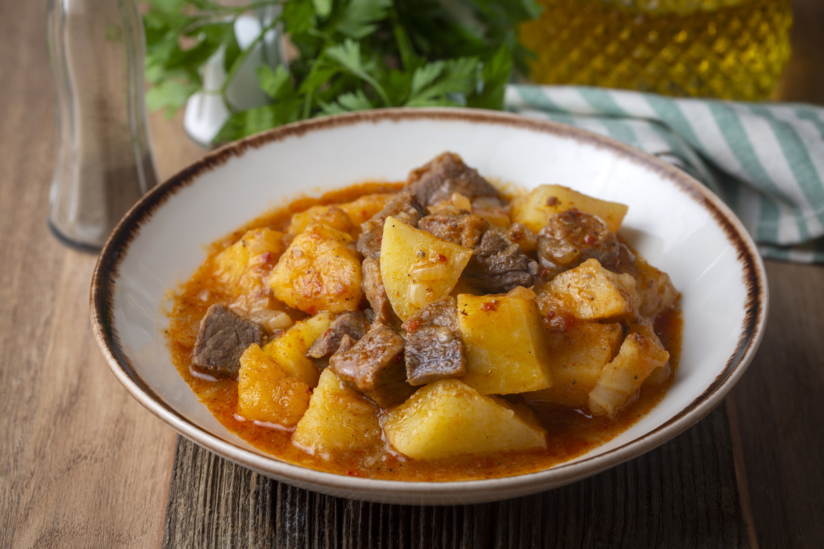 家常菜经典：土豆烧排骨，简单步骤做出美味佳肴