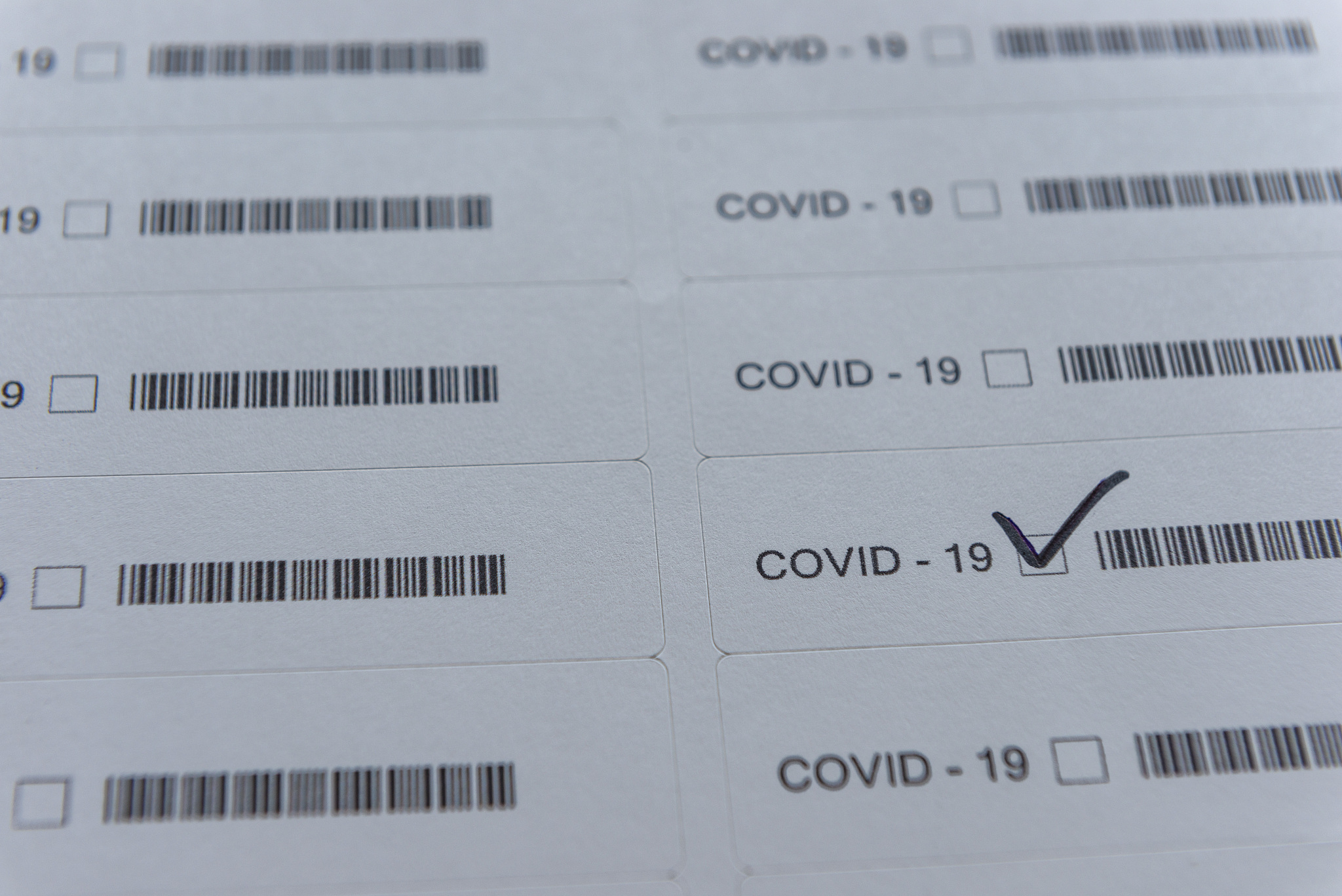 热敏纸标签的缺点：易受热、光、水影响，耐久性低