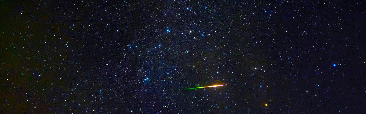深蓝色背景下的星空全景图,有许多星星和星系