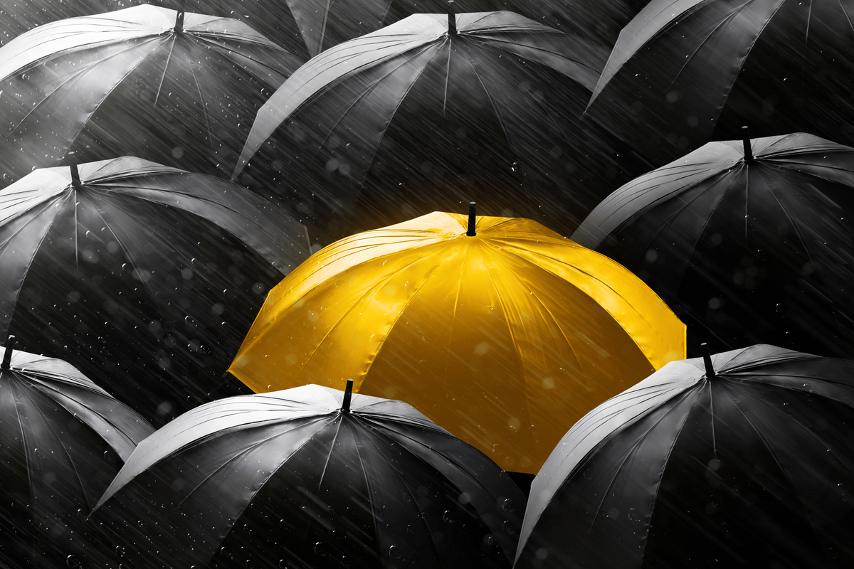 人群中闪耀发光的金色<strong>雨伞</strong>格外醒目