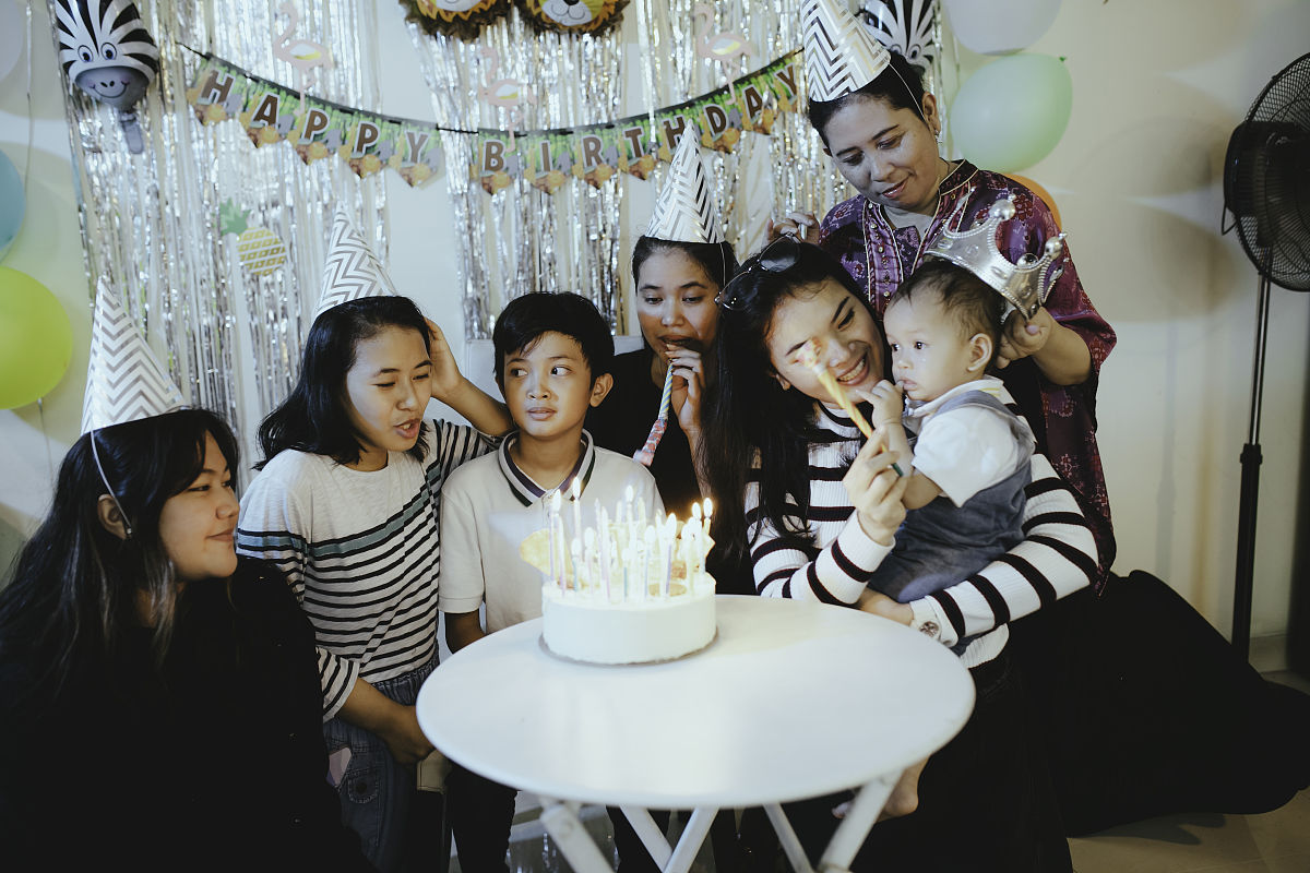 写一个胡月阳过生日的小说