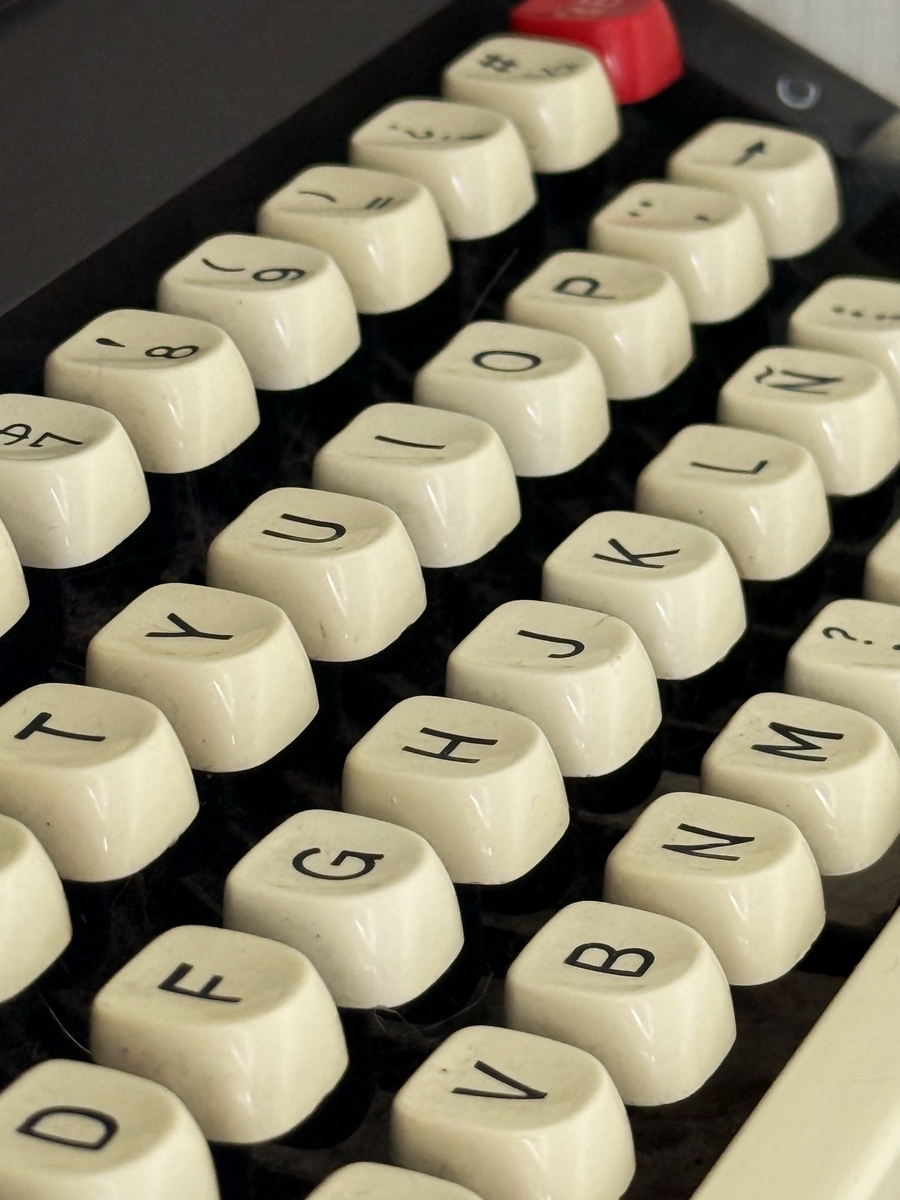 请说服我的父亲为我购买一个900元的键盘。我是一名初中生每天输入3000字。最少19000字。