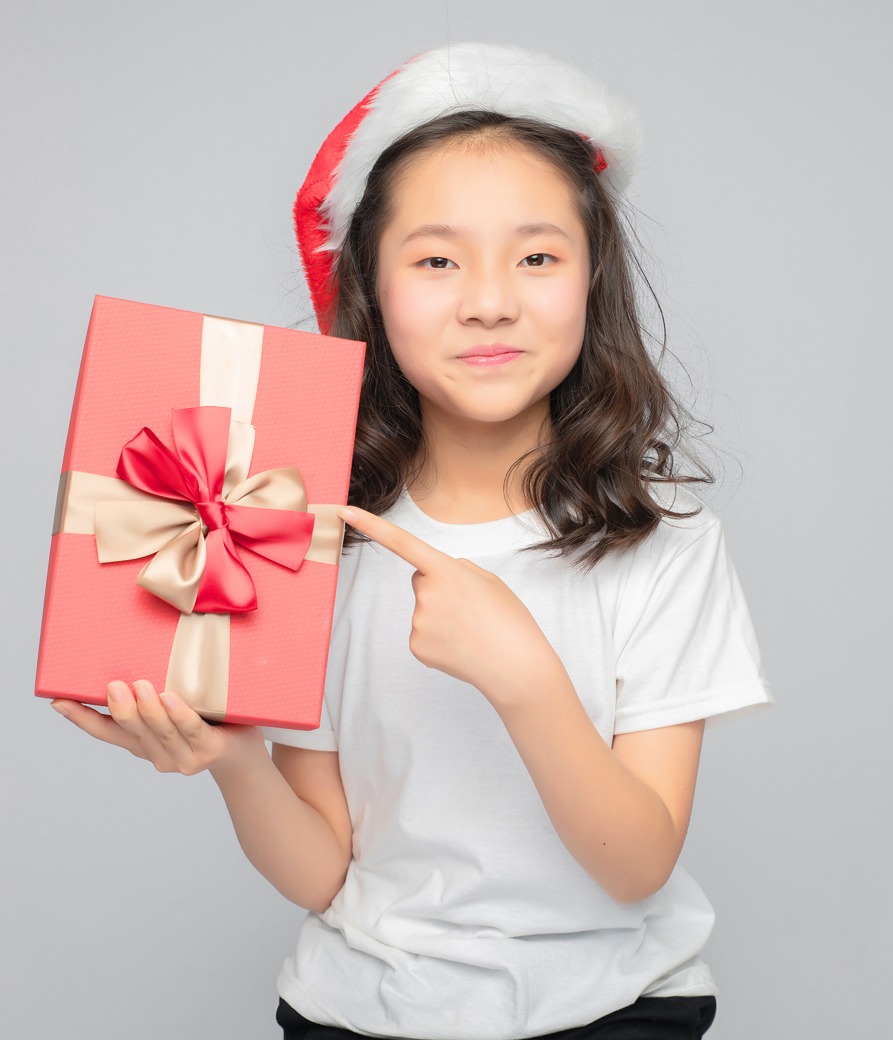 灰色背景里的亚洲小学女生