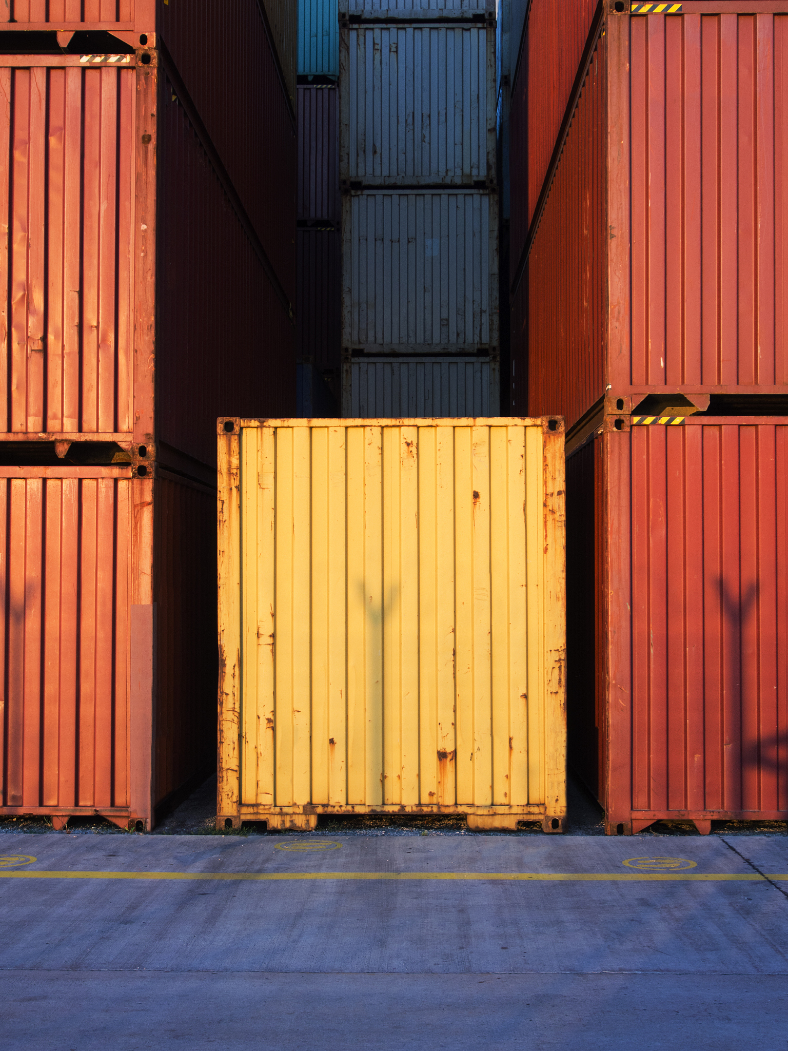 请翻译包装箱右侧靠近集装箱箱壁位置处水湿更严重那里正好是破洞的正下方。