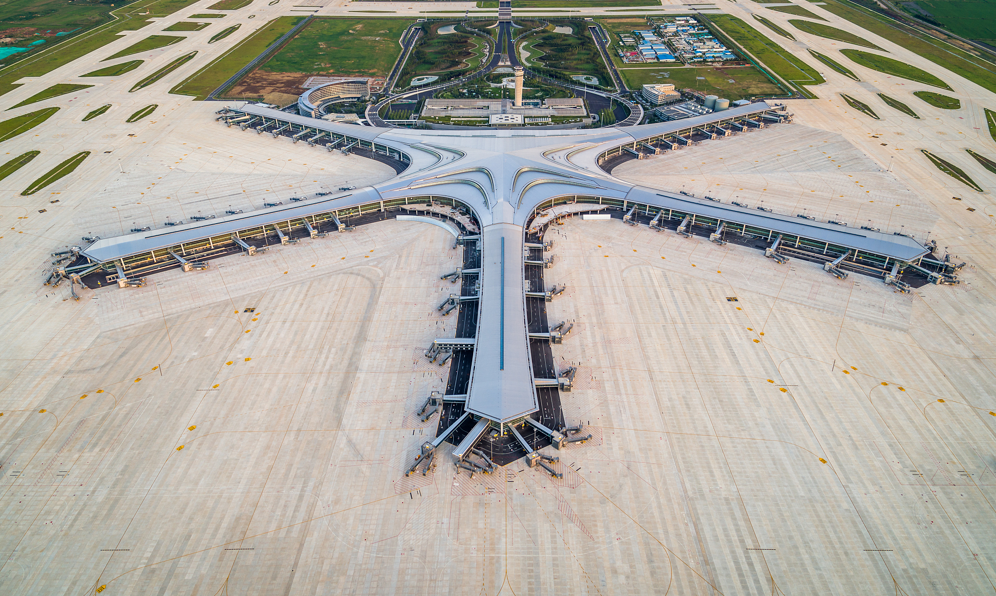 机场三大区域：飞行区、航站区、延伸区详解