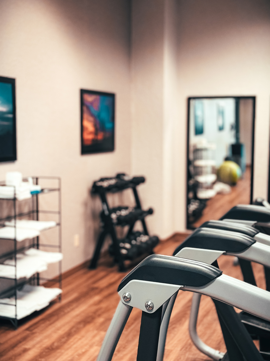 健身房营销健身加游泳单次体验有什么好处帮我用200字详细描述