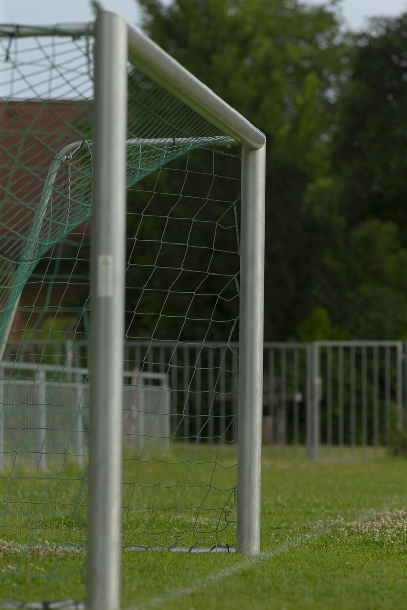 11人制足球门标准尺寸：7.32米宽 x 2.44米高，确保比赛公平与安全