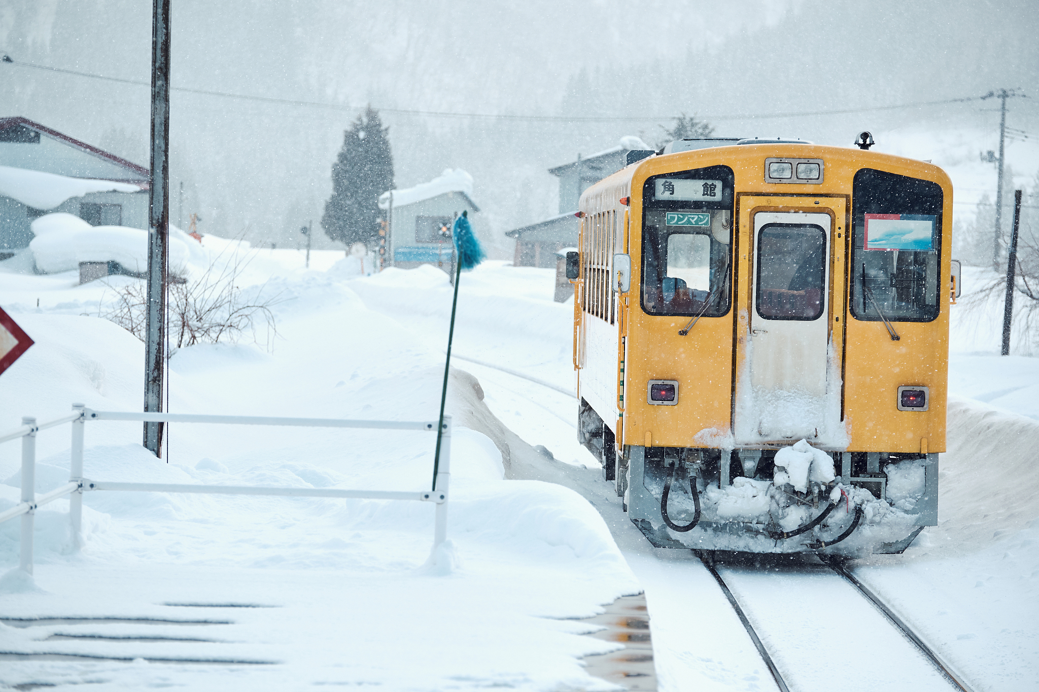 以完成时态润色：To reduce excessive snow accumulation on the bogie surface during the operation of high-speed trains in cold regions this study designs two active blowing schemes according to the shape of the