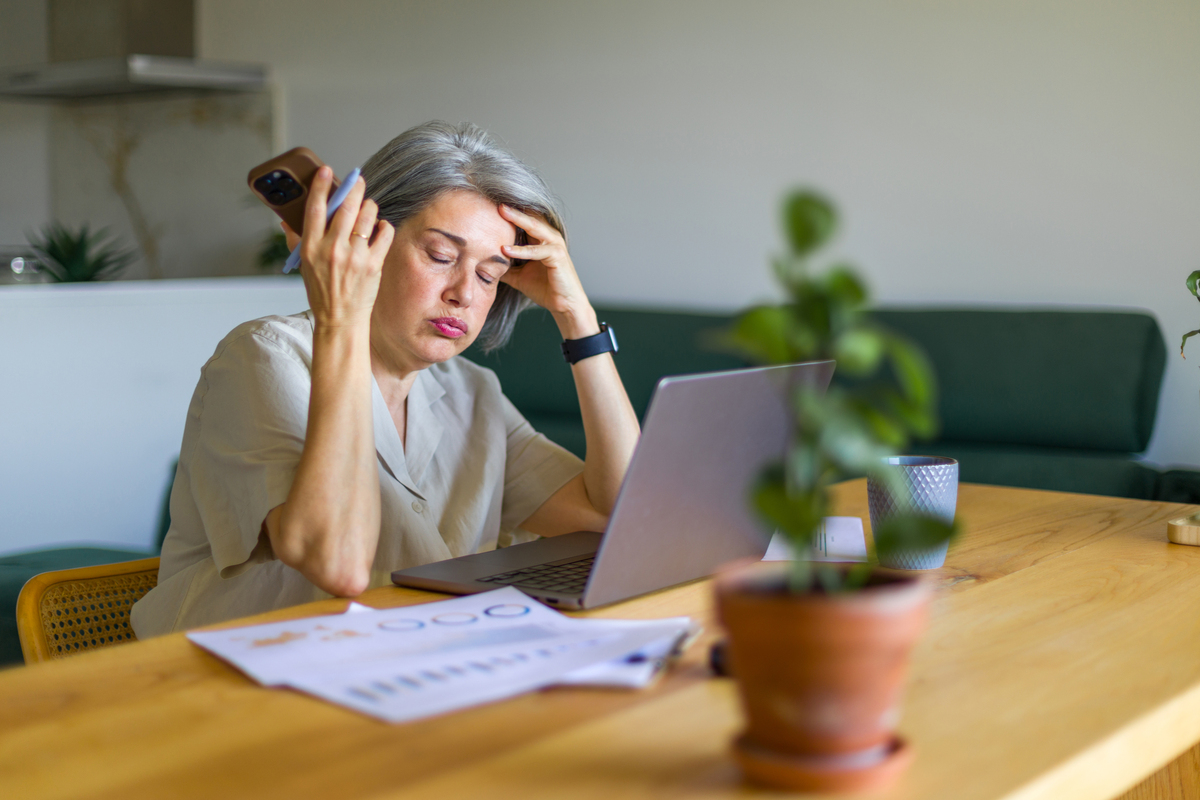 工作太多天天熬夜头疼了