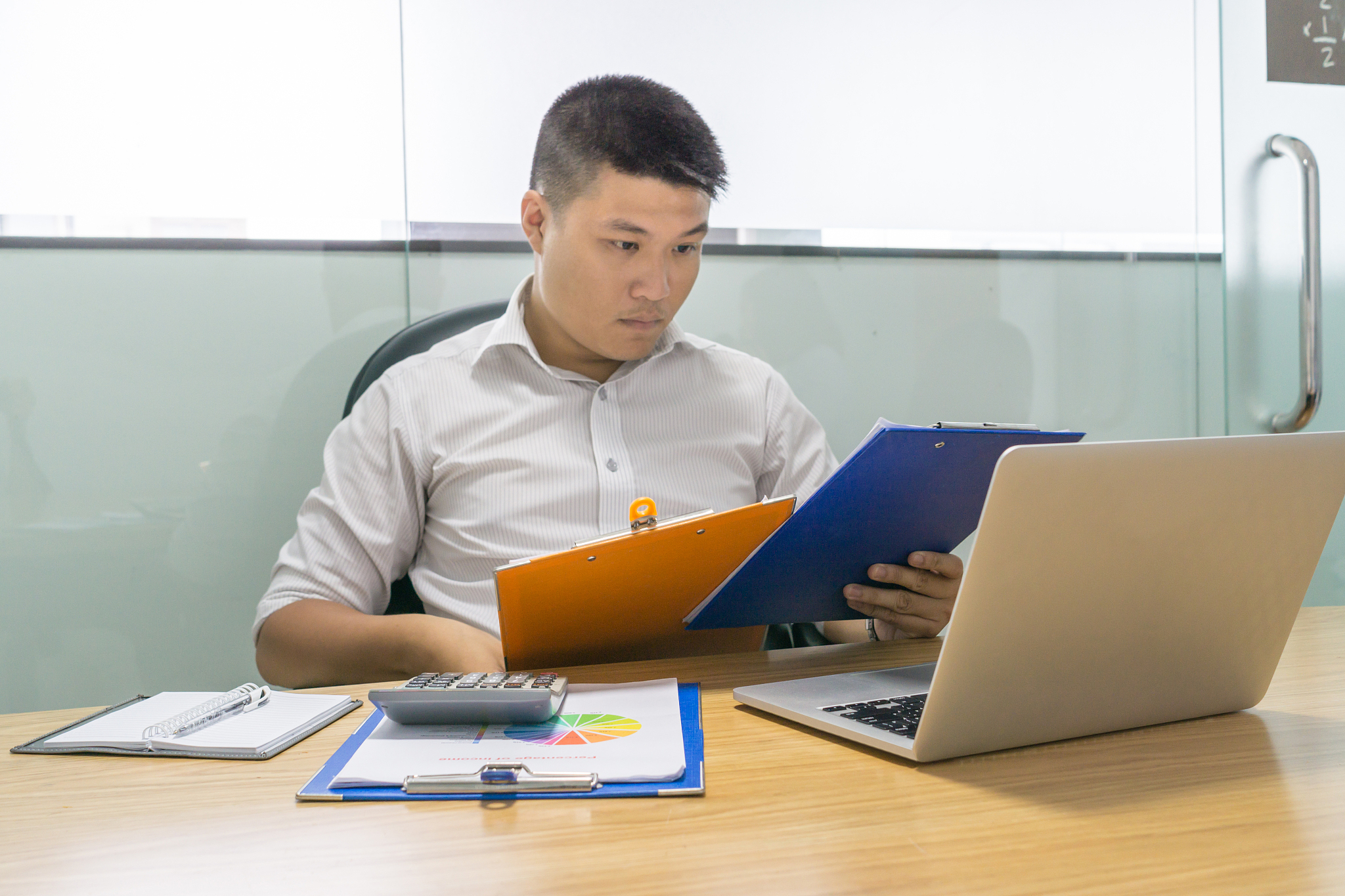 一、发展基建部统筹负责新能源建设项目实施负责项目的整体规划、立项、组织、协调和管理把控预算、防控风险。1负责站内新能源项目规划选址、基础资料收集含站外项目项目立项、组织上会及效益测算、上报请示IPM系统创建项目。2负责依据省公司入围单位履行施工单位选商、合同签订、设备采购及验收含易派客、承包商考核、招标需求申请、付款、项目报审。3负责确定新能源场站的施工图、消防设计及方案审查制定设备及材料的技术标