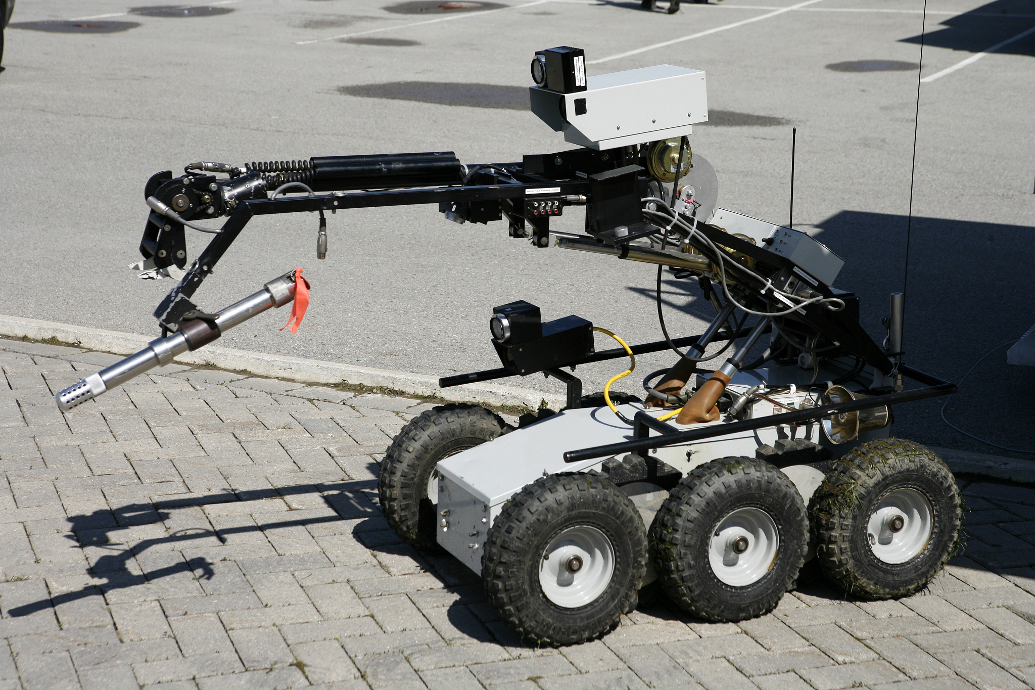 机器人控制：小车爬坡、上阶梯、下高台任务