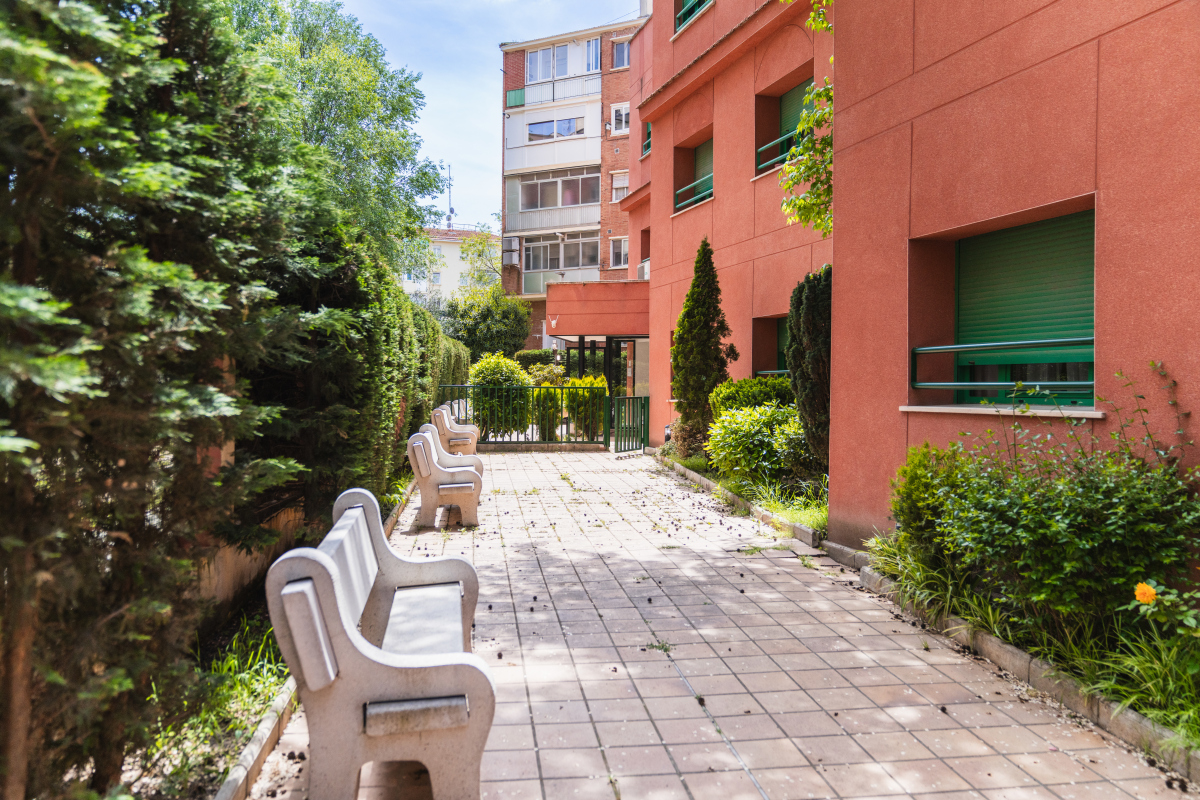 你了解上海四叶草堂的社区花园吗？我想请你做一组问卷和社区花园建成相关的社会资本调研紧密结合聚焦在问出来【营造过程】【维护管理过程】的【社会资本】运转问卷对象主要是社区花园的营造者和参与者而不是小区的所有住户