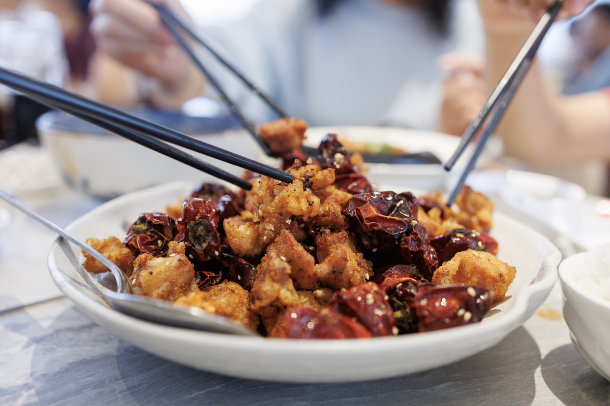 大盘鸡的做法：简单易学，在家也能做出美味
